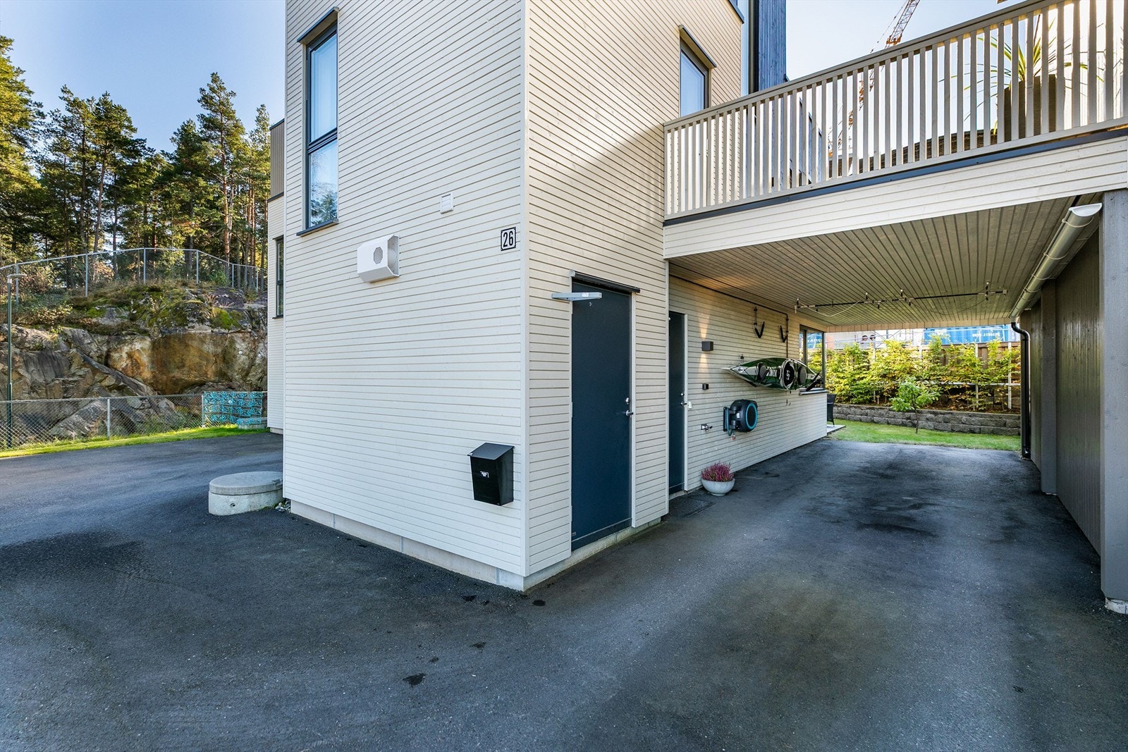 Romslig sportsbod på 6 kvm er lett tilgjengelig forran carporten Galleribilde