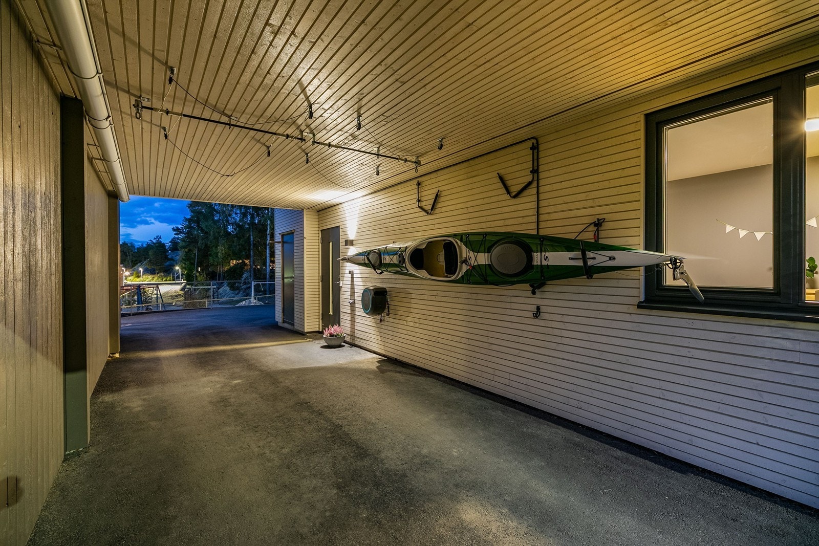 I carporten er det oppstillingsmulighet for to biler i lengderetningen. Ladeboks er installert. Galleribilde