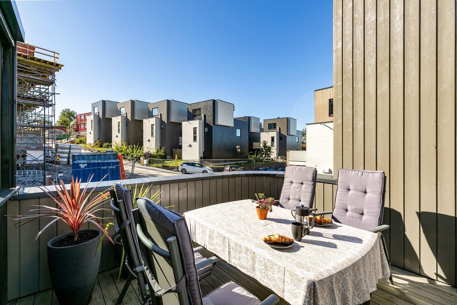 Når solen står som høyest sommerstid, treffer den midt på både takaltanen, balkongen og markterrassen. Galleribilde