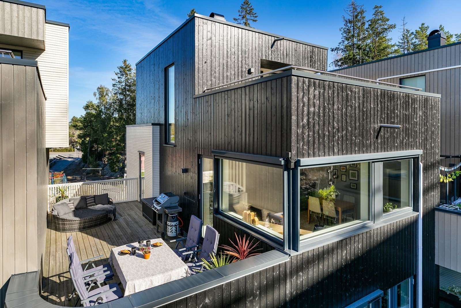 Boligen ble ferdigstilt i 2021 med funkis-inspirert fasade og en familievennlig romløsning over tre etasjer - alle med tilknyttet uterom. Galleribilde