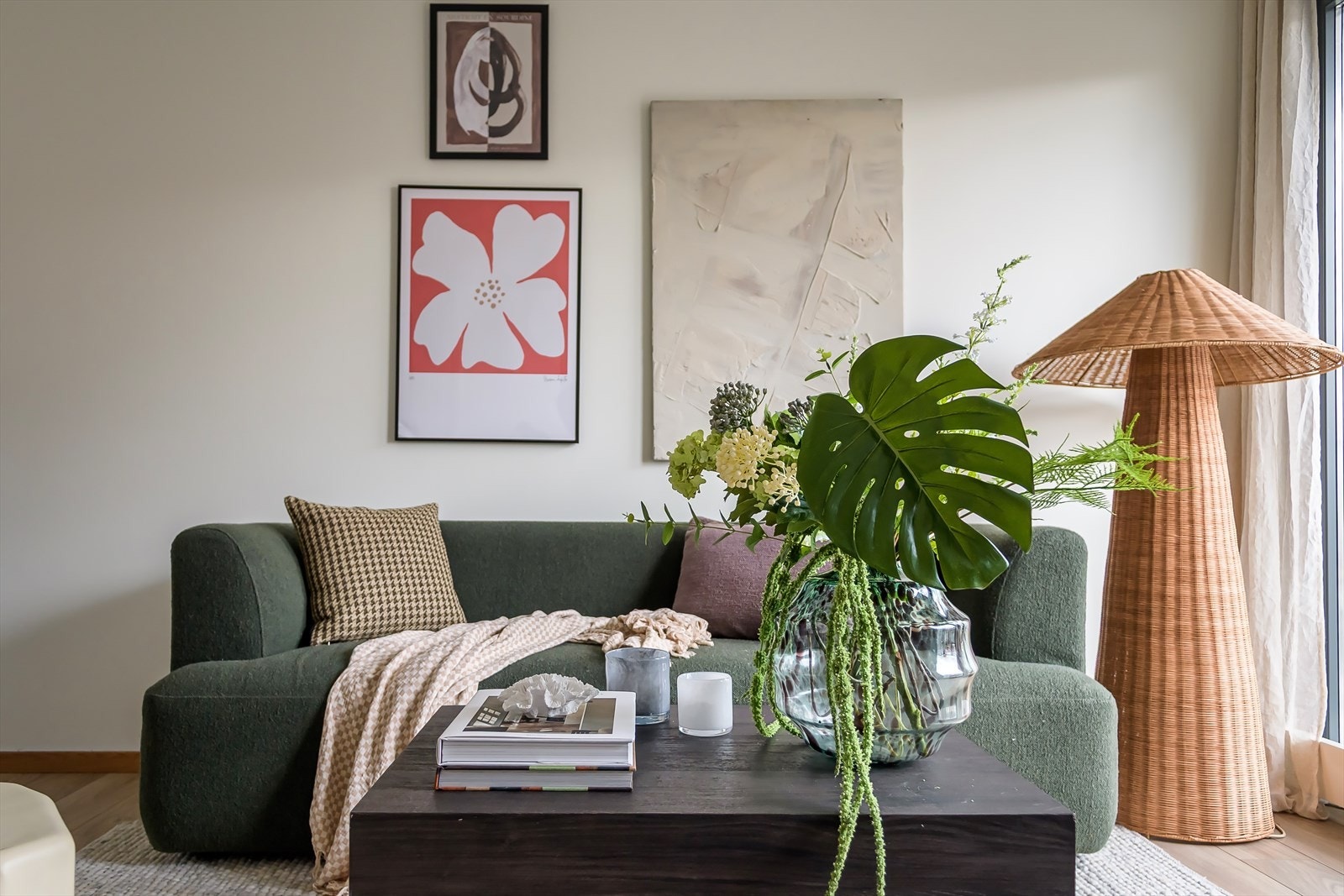 Hele leiligheten er malt i lune og behagelig farger, med pent laminatgulv. Galleribilde