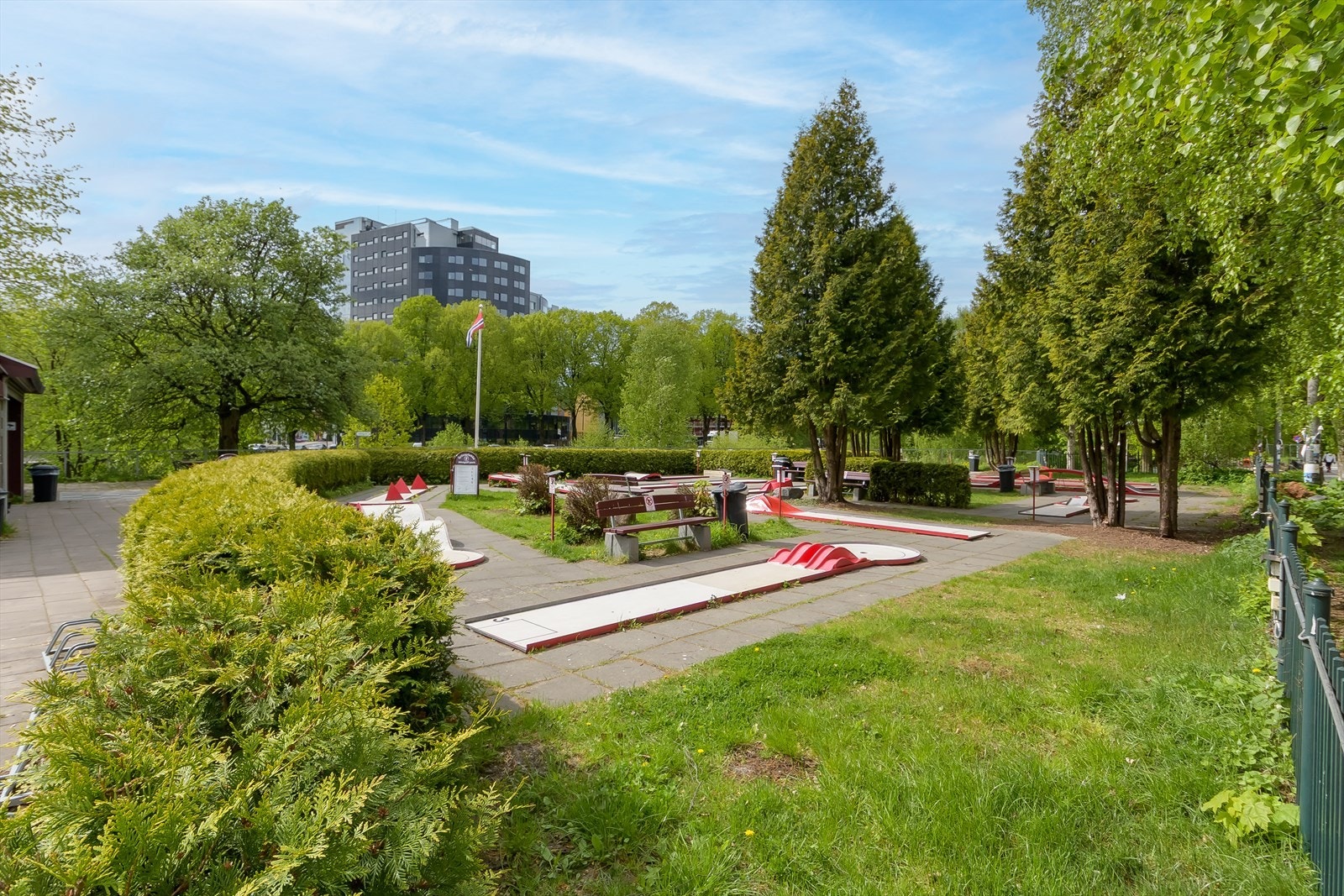 Christiania Minigolf ligger rett over gaten. Her er det en 18-hulls utendørs minigolfbane. Galleribilde