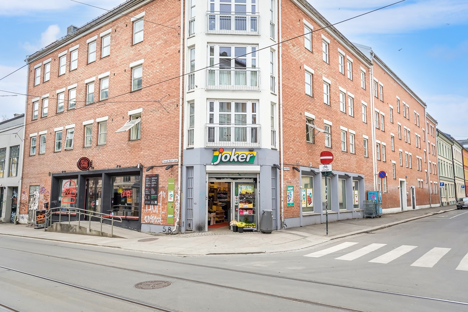 Dagligvarer kan enkelt handles i de mange nærbutikkene i området. Nærmeste er denne søndagsåpne Jokeren som er kun 1 minutt unna. Ellers er det kort vei til både Coop Extra og Rema 1000 for storhandling. Galleribilde