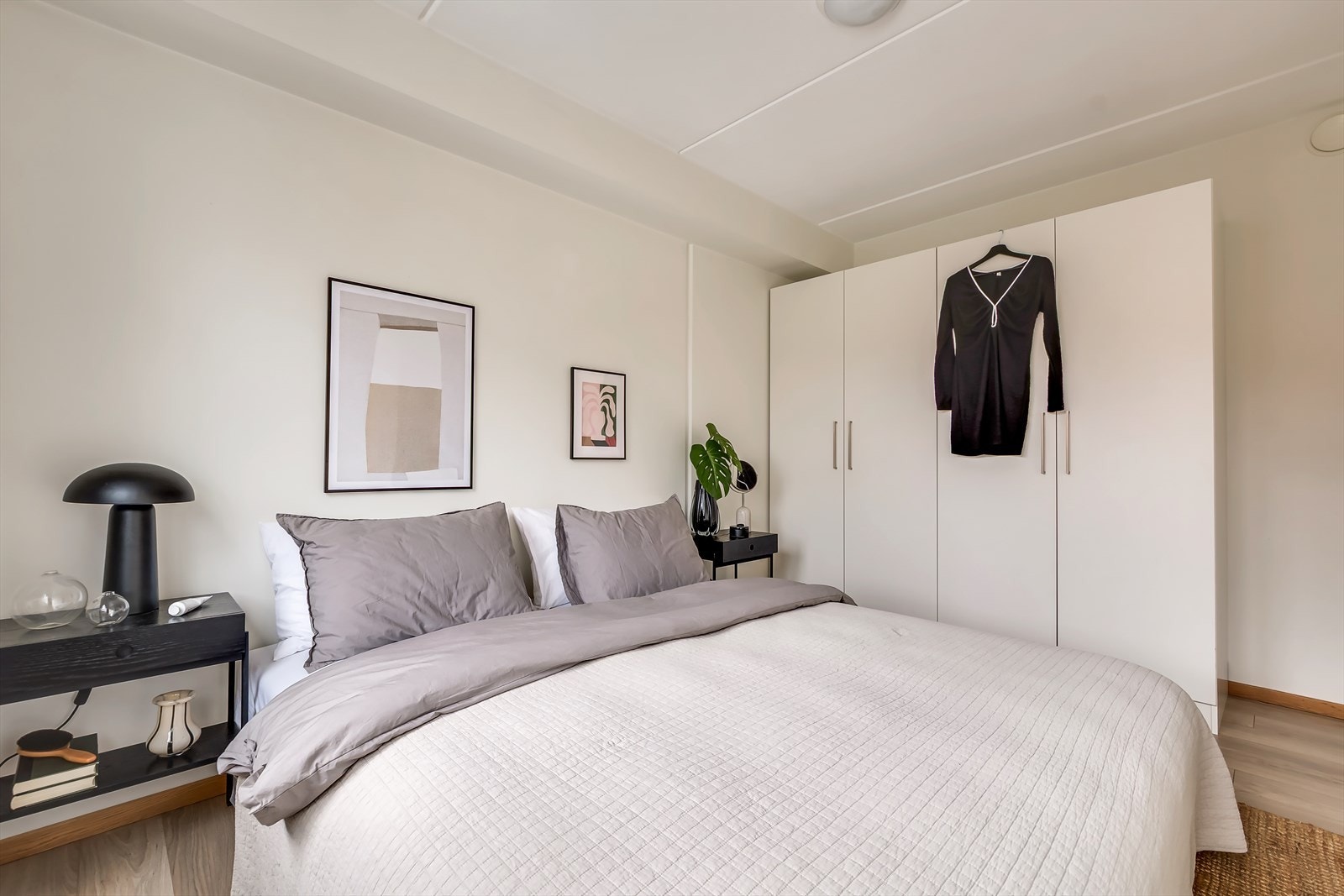 Det er god plass til nattbord og garderobeløsning. Galleribilde