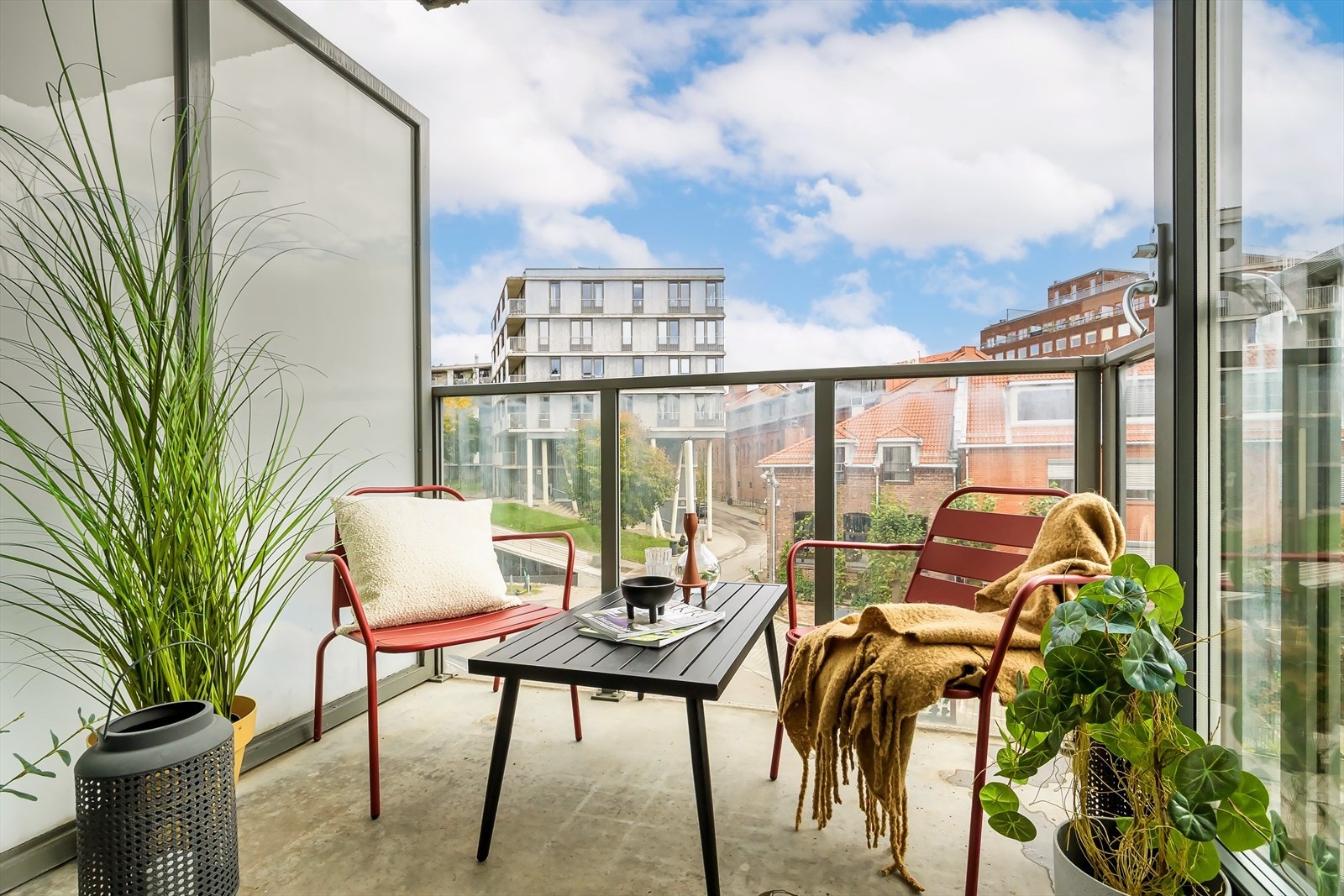 Balkongen vender ut mot et rolig gårdsrom, perfekt sted å nyte lange og varme sommerdager! Galleribilde