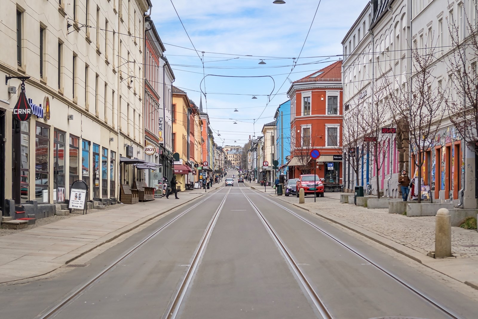 Grünerløkka er velkjent for sitt spennende og unike utvalg av vintagebutikker, søndagsmarkeder, mote, interiør, kaféliv, barer, restauranter, uteserveringer og frisører. Galleribilde