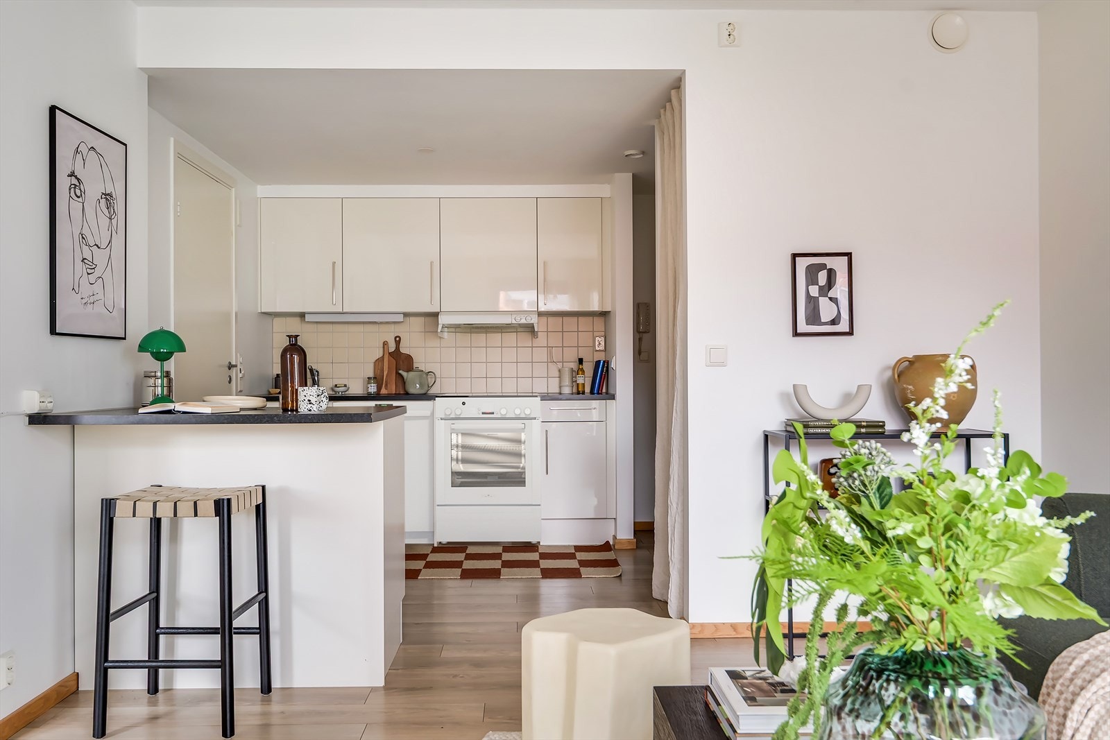 Kjøkkenet ligger i åpen løsning mot stuen, noe som bidrar til en luftig og moderne følelse. Hvitevarer medfølger ikke. Galleribilde