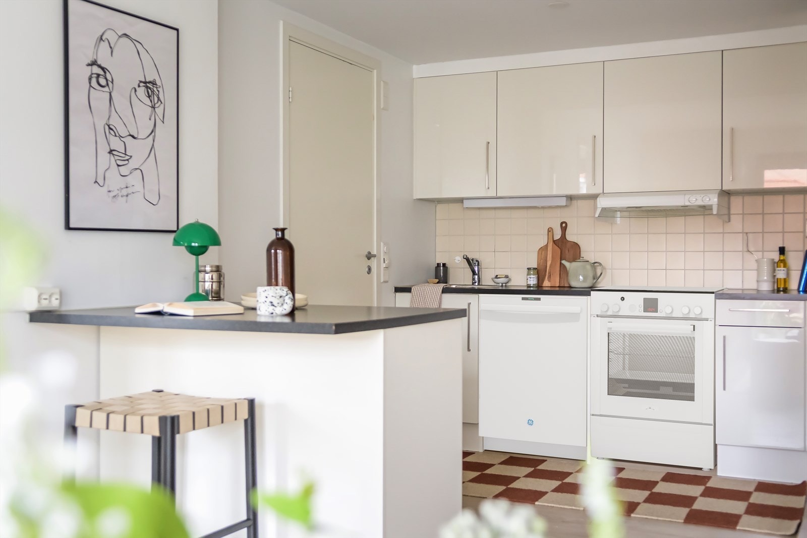 Kjøkkenet har en praktisk og funksjonell utforming med rikelig skap- og benkeplass, samt en kjøkkenøy med barløsning. (Hvitevarer medfølger ikke) Galleribilde