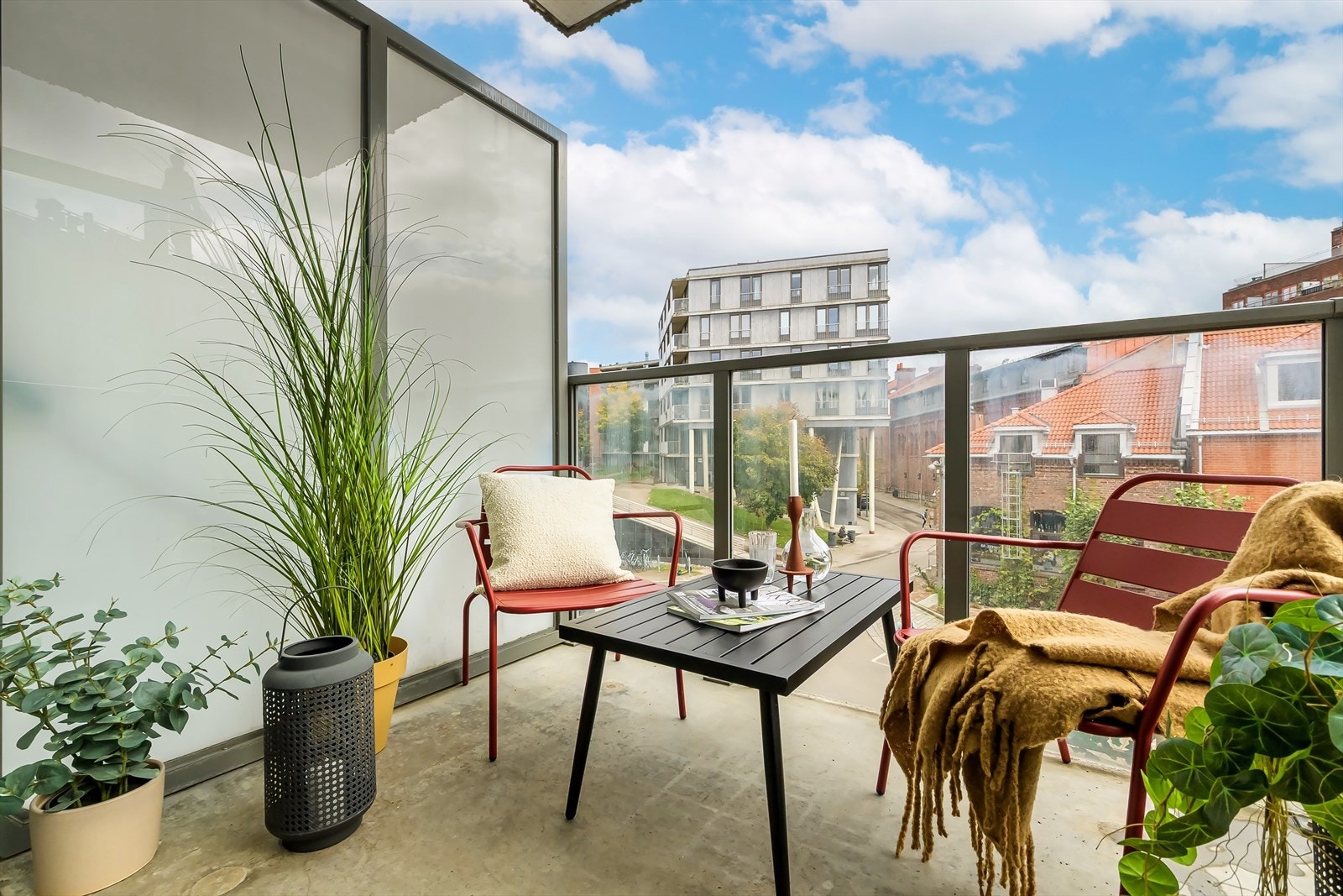 Balkongen er på 3,6 m², med plass til utemøbler og planter. Galleribilde