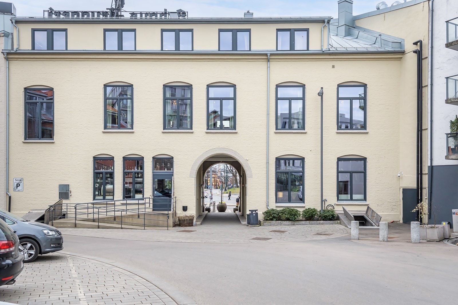 Schouskvartalet finner populær Trattoria Popolare, og Schouskjelleren byr på eksotiske ølslag i intime lokaler. Galleribilde