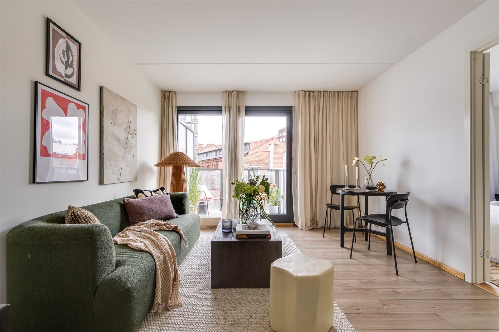 Stuen er et lyst og trivelig oppholdsrom med utgang til en herlig balkong. Galleribilde