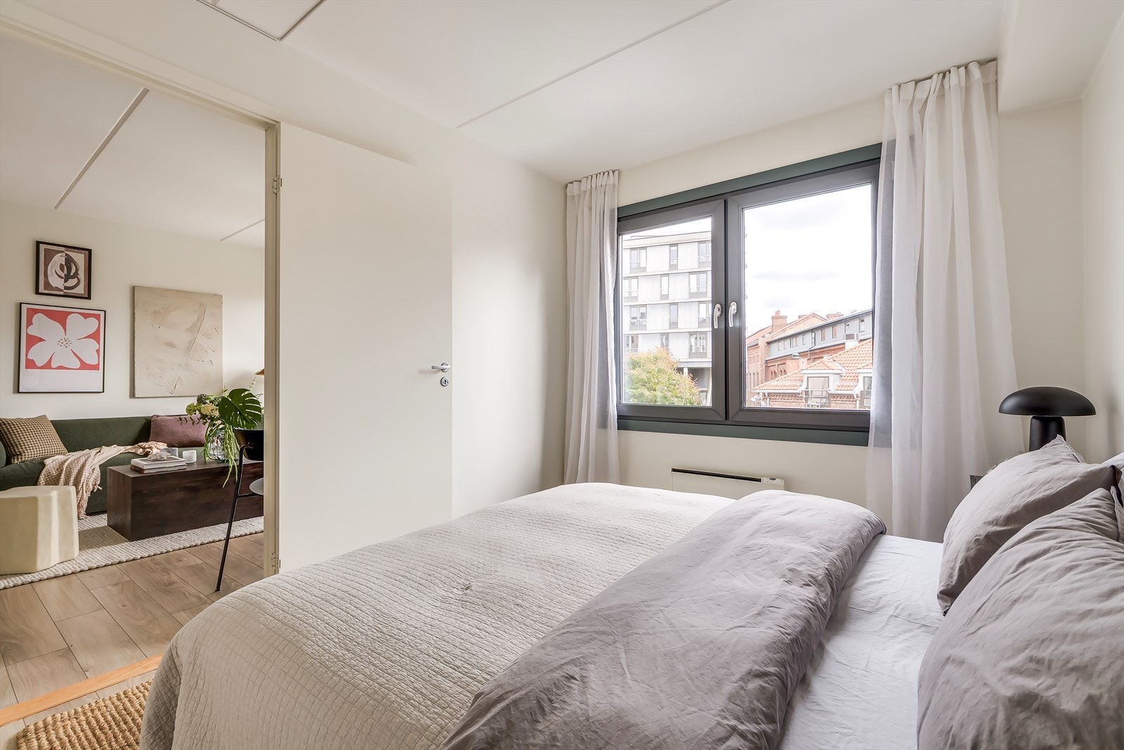 Rommet er malt i en lys og behagelig farge, og gulvet er belagt med laminat. Galleribilde