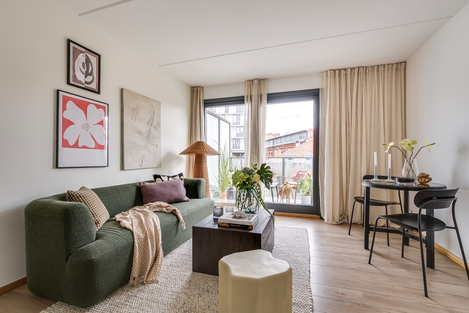 Det er plass til både sofa, spisebord og annet møblement etter ønske. Galleribilde