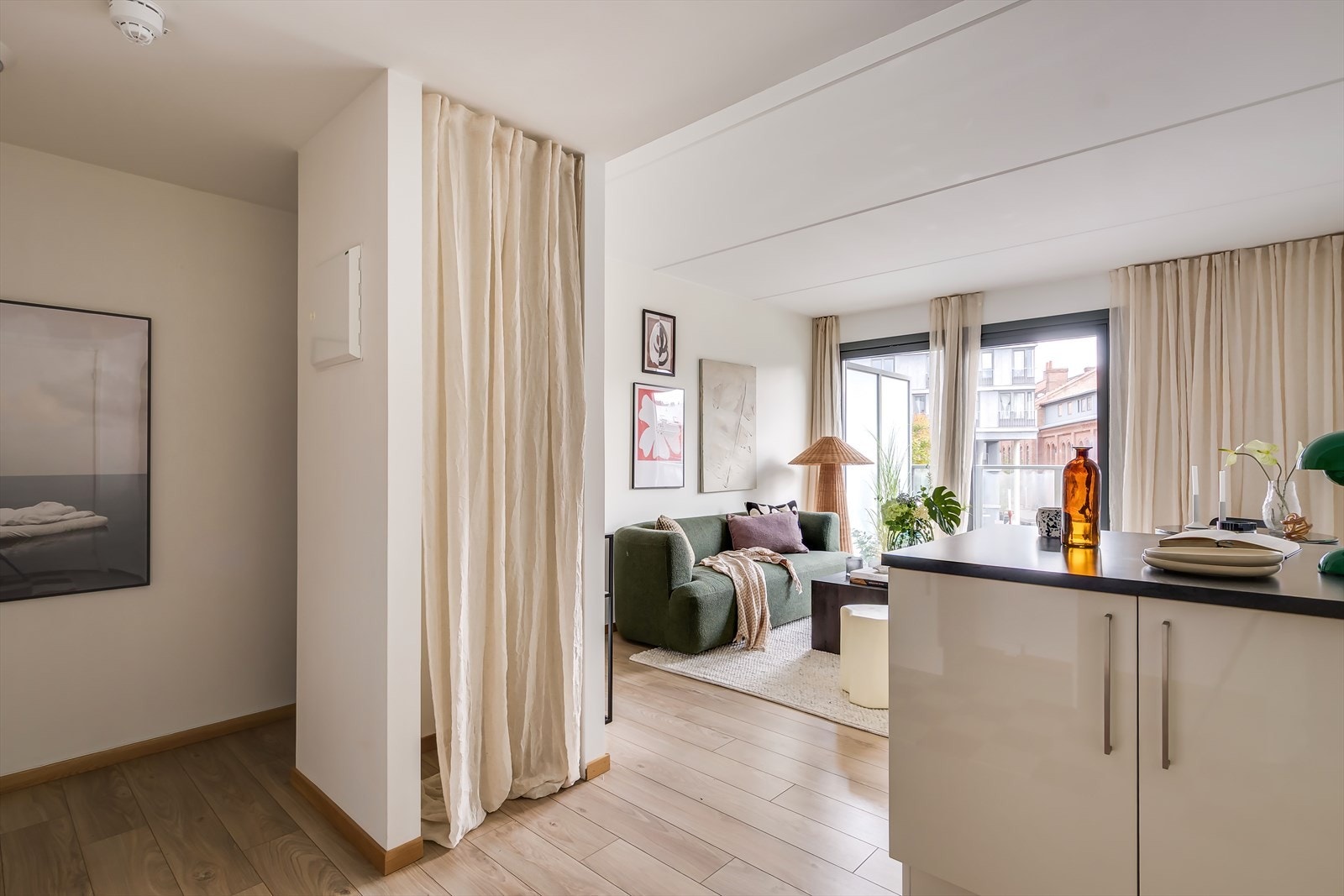 Det er plass til frittstående hvitevarer som komfyr, oppvaskmaskin og kjøl/fryseskap. Galleribilde