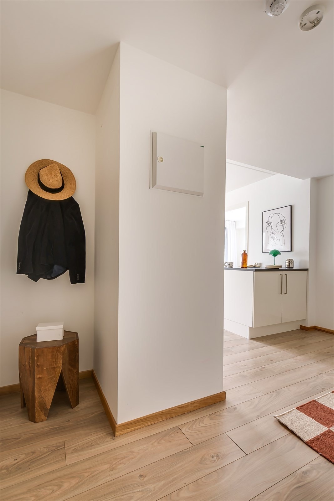 Innbyende entré med god plass til å henge fra seg yttertøy og sette fra seg skoene. Galleribilde