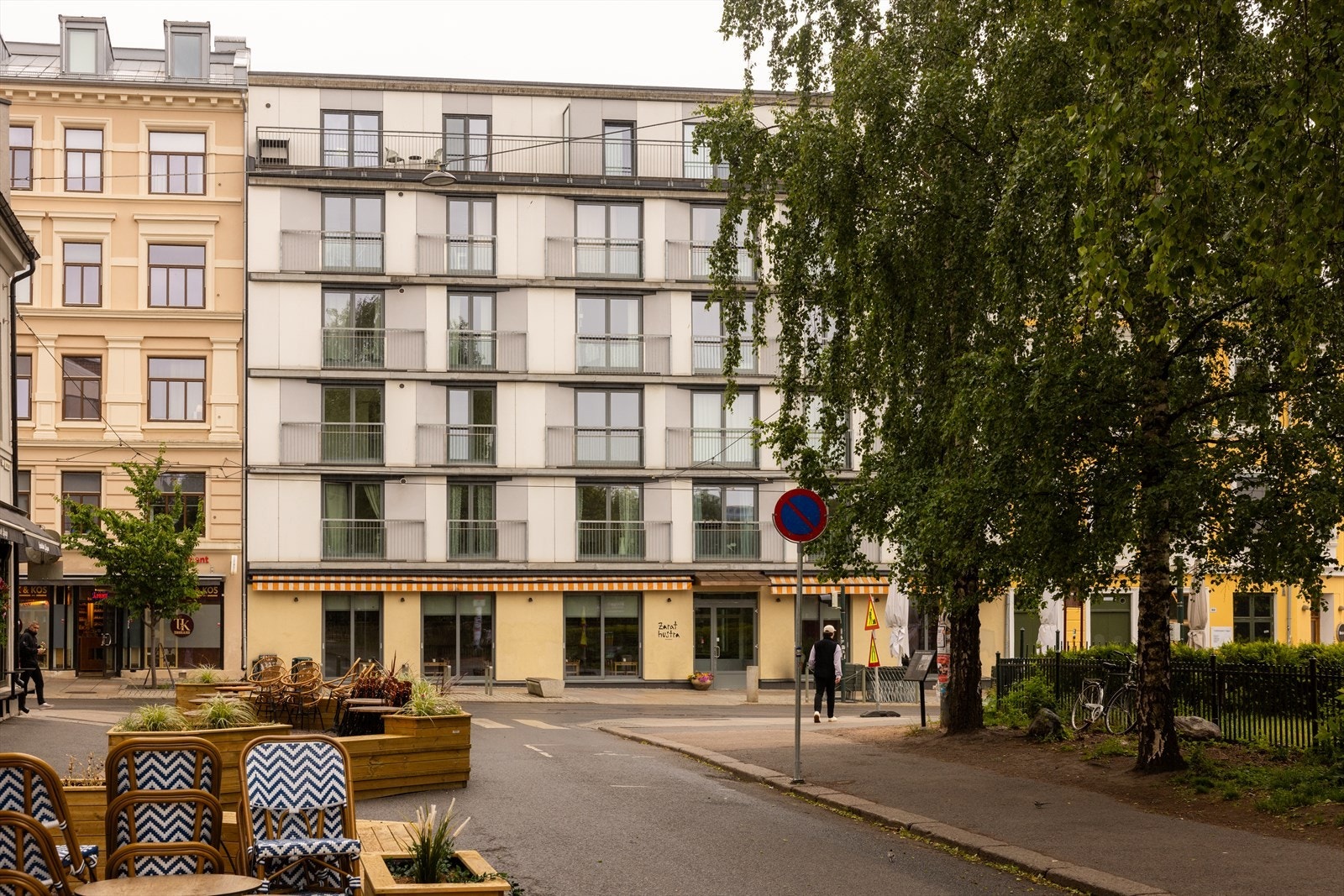Flott og moderne fasade på bygget. Bygget er fra 2012. Også er det meget kort vei til flere barer og restauranter. Galleribilde
