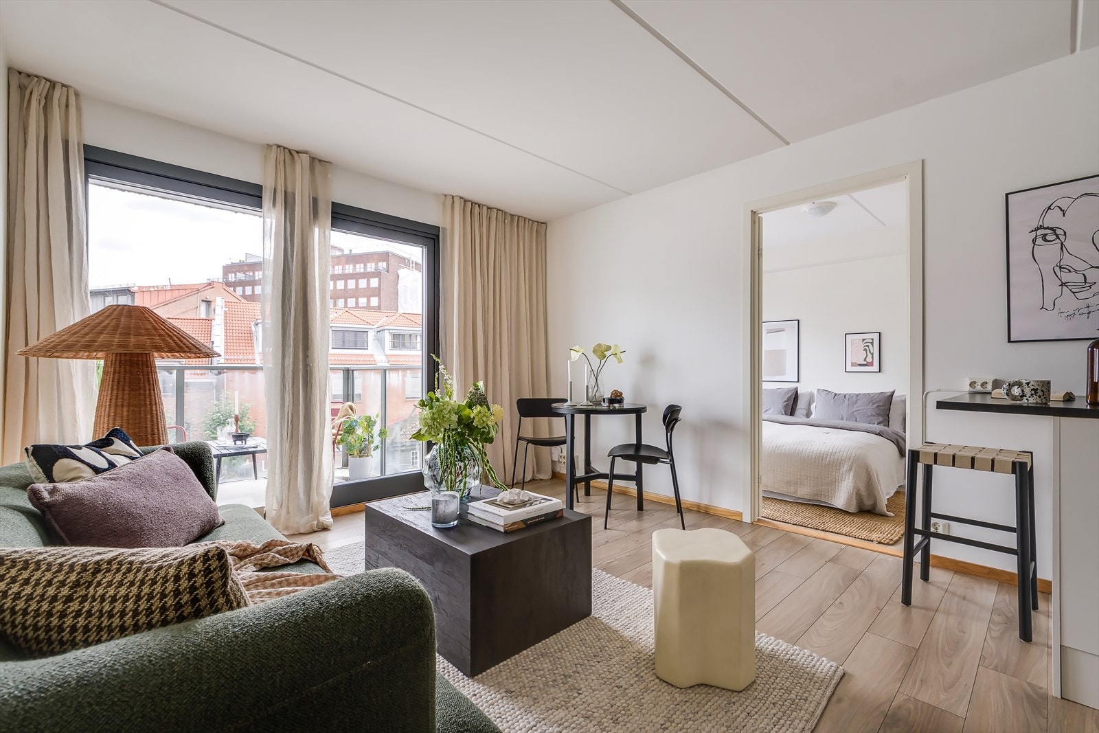 Moderne 2-roms med store vindusflater, fin balkong, romslig soverom, åpen stue/kjøkkenløsning med kjøkkenøy, pent baderom og en skjermet samtidig sentral beliggenhet. Galleribilde