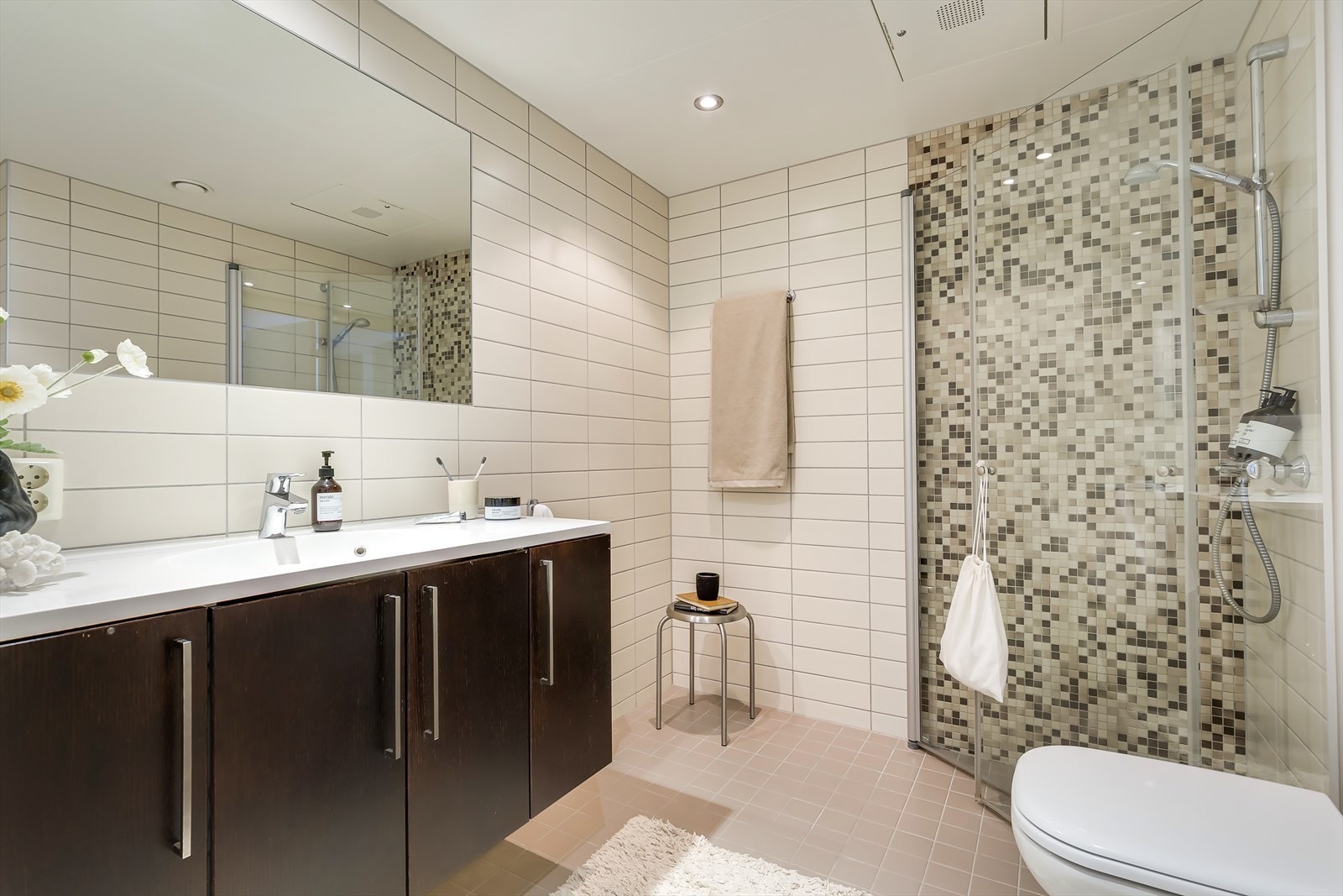 Badet har opplegg for vaskemaskin og tørketrommel, behagelig gulvvarme og downlights i taket. Galleribilde