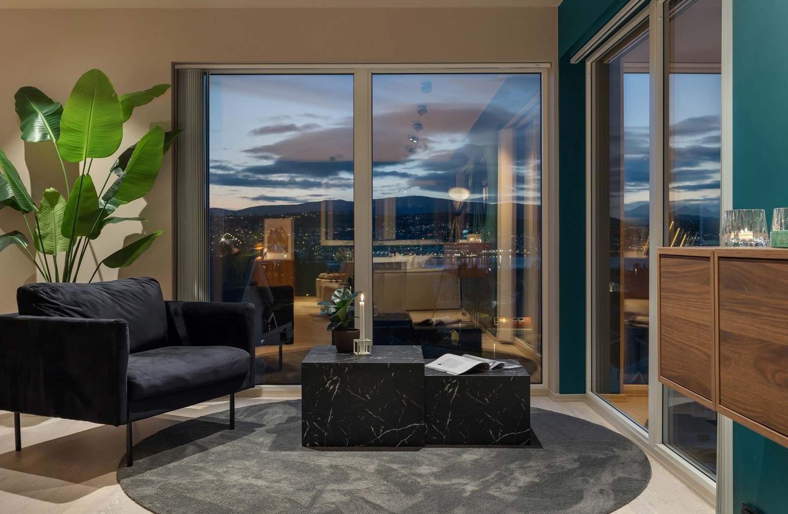 Du trekkes naturlig mot de flotte vindusflatene mot nord-vest som gir fantastisk utsikt over nærområdet, sundet, Tromsøya og Kvaløya Galleribilde