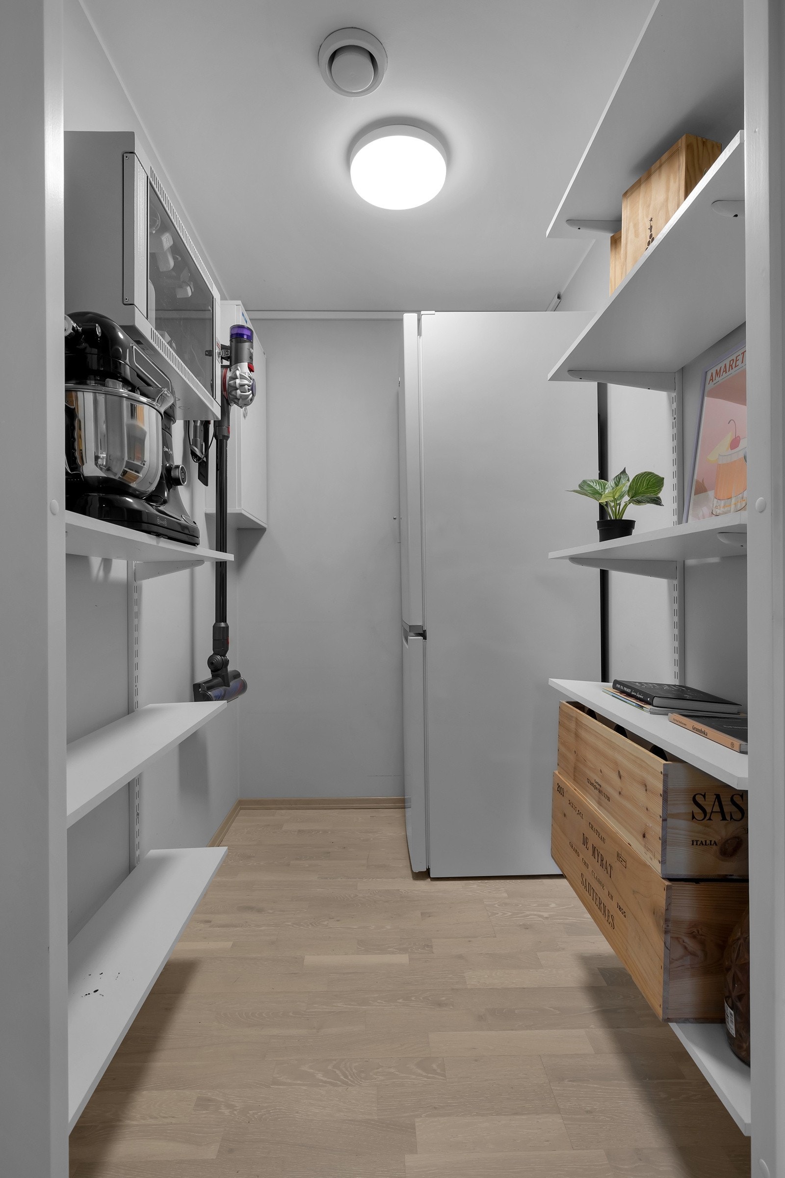 Innerst i mellomgangen finner du denne praktiske boden Galleribilde