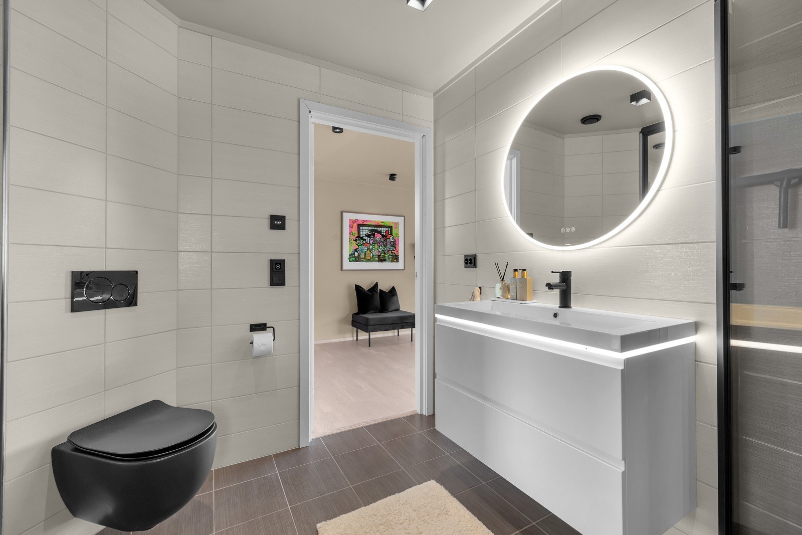 Badet er plassert innenfor dagligstua i 1. halvplan Galleribilde