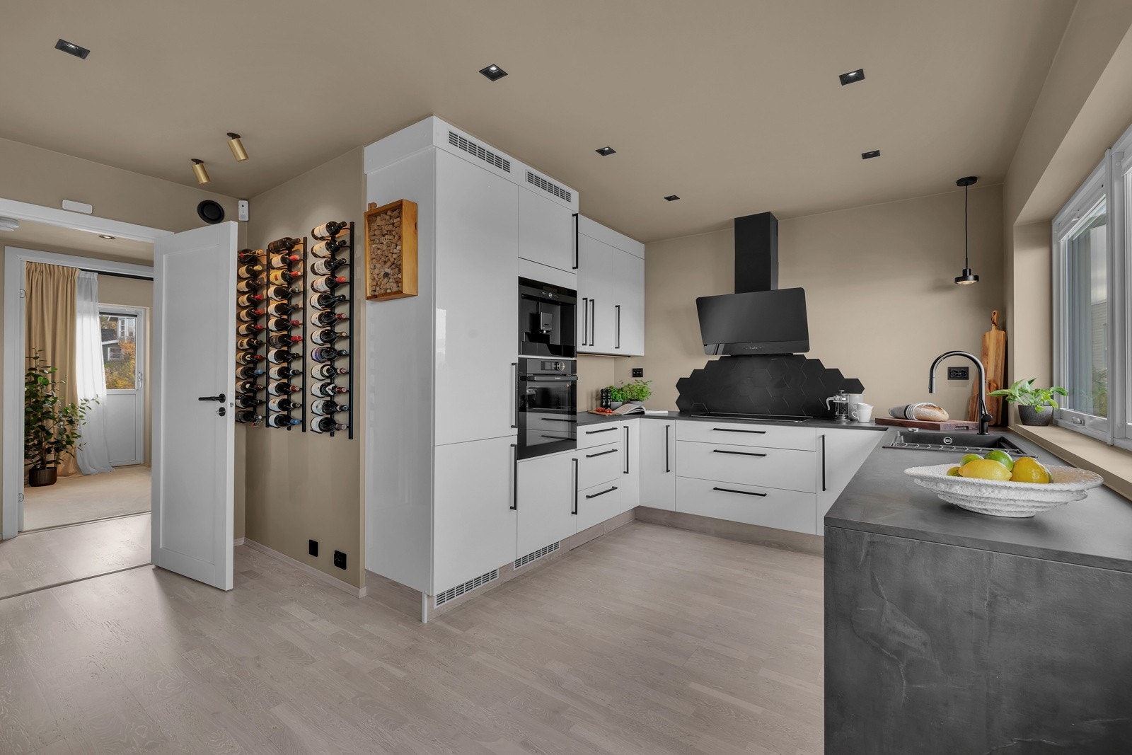 Fra kjøkkenet ledes du til en mellomgang som forgrener seg til leilighetens 3 soverom og bod Galleribilde