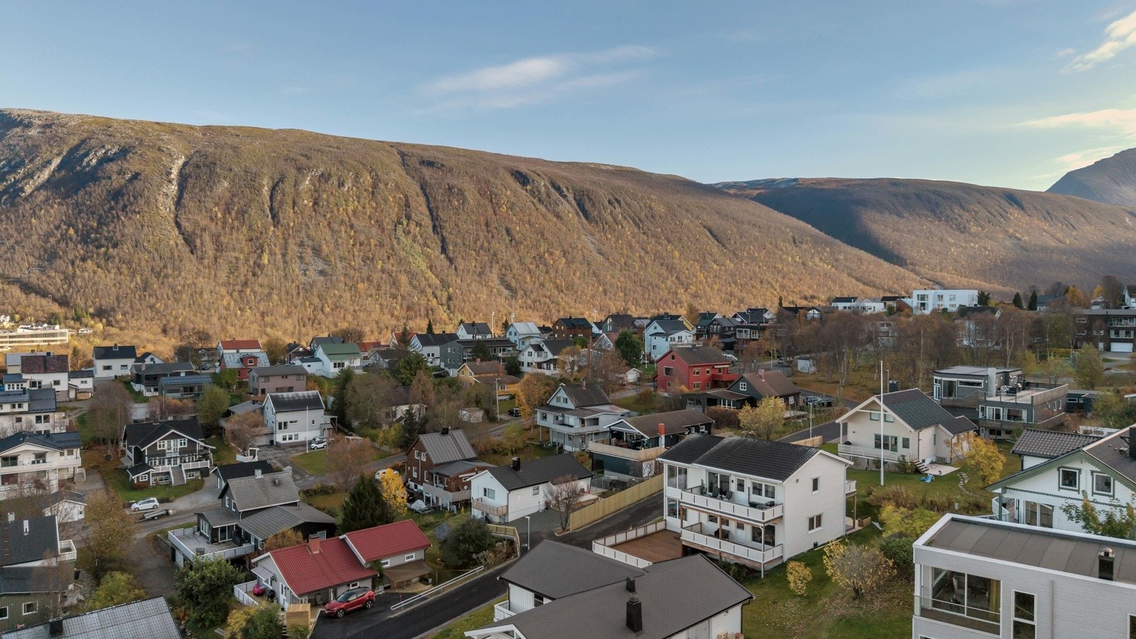 Skogevegen 10 har meget sentral beliggenhet med korte avstander til de fleste tilbud og fasiliteter du nytter i hverdagen Galleribilde