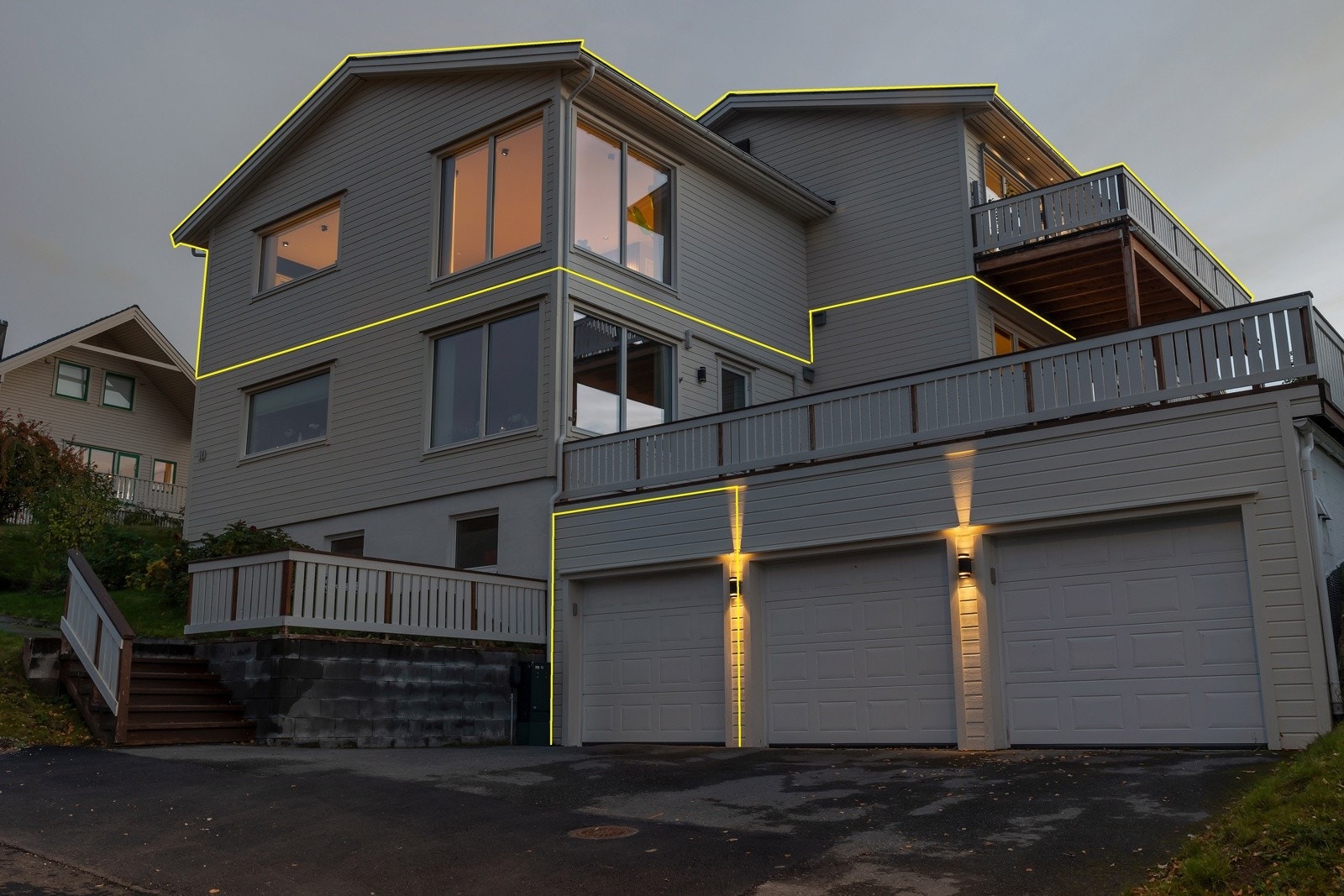 Leiligheten strekker seg over hele toppetasjen i bygget og har tilhørende garasje Galleribilde