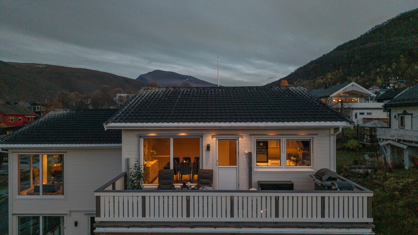 Verandaen strekker seg over hele denne fløya av leiligheten Galleribilde