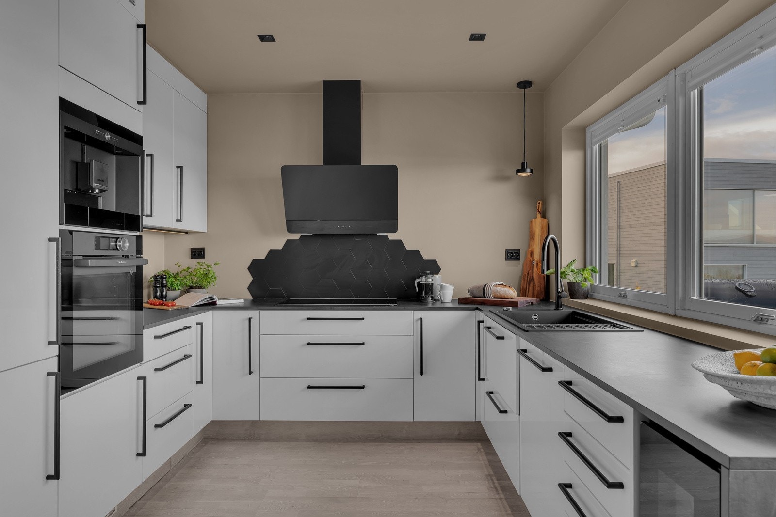 Godt med skap- og benkeplass Galleribilde