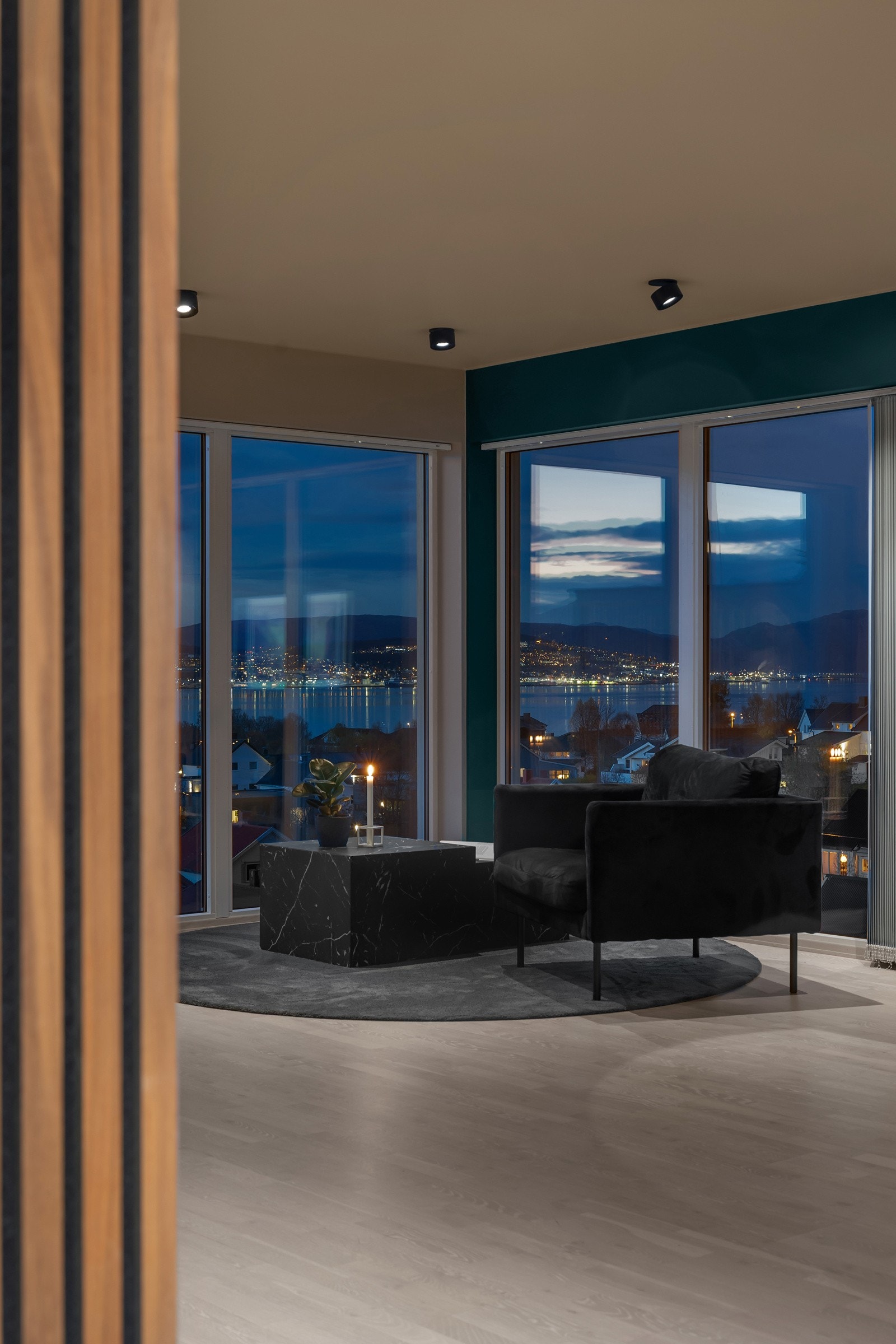 Inngangspariet ledere deg videre til en romslig og innbydende stue Galleribilde