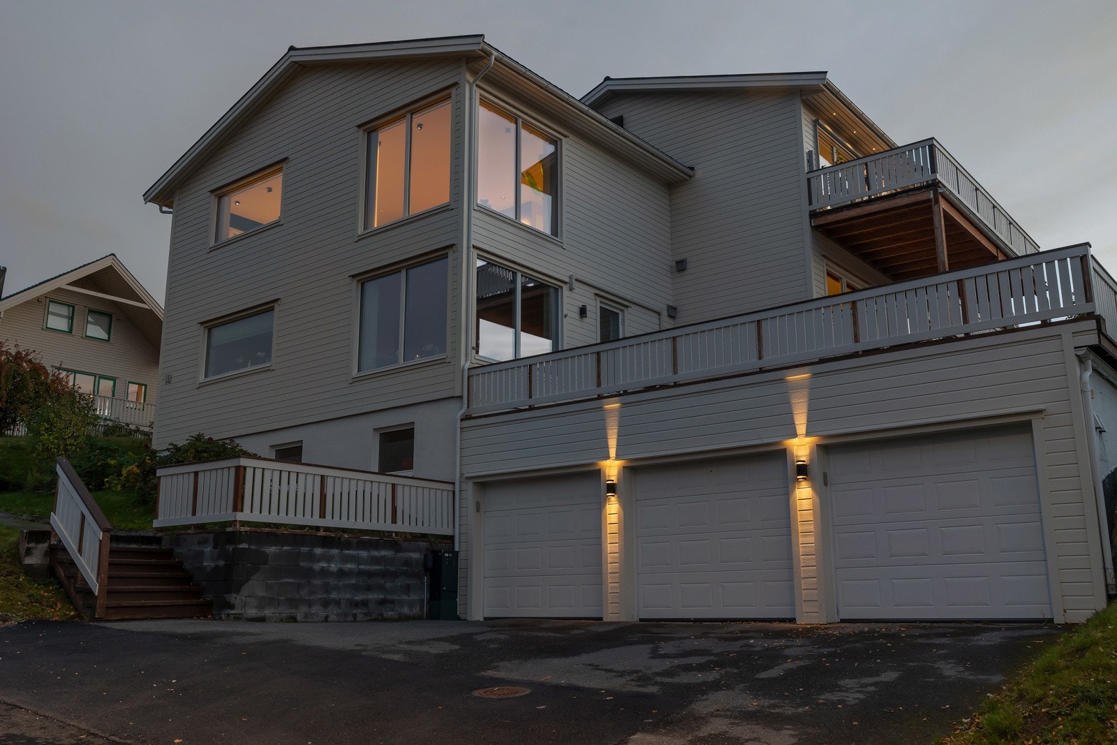 Skogvegen 10 er en stor 4-roms selveier plassert i hjertet av Tromsdalen Galleribilde