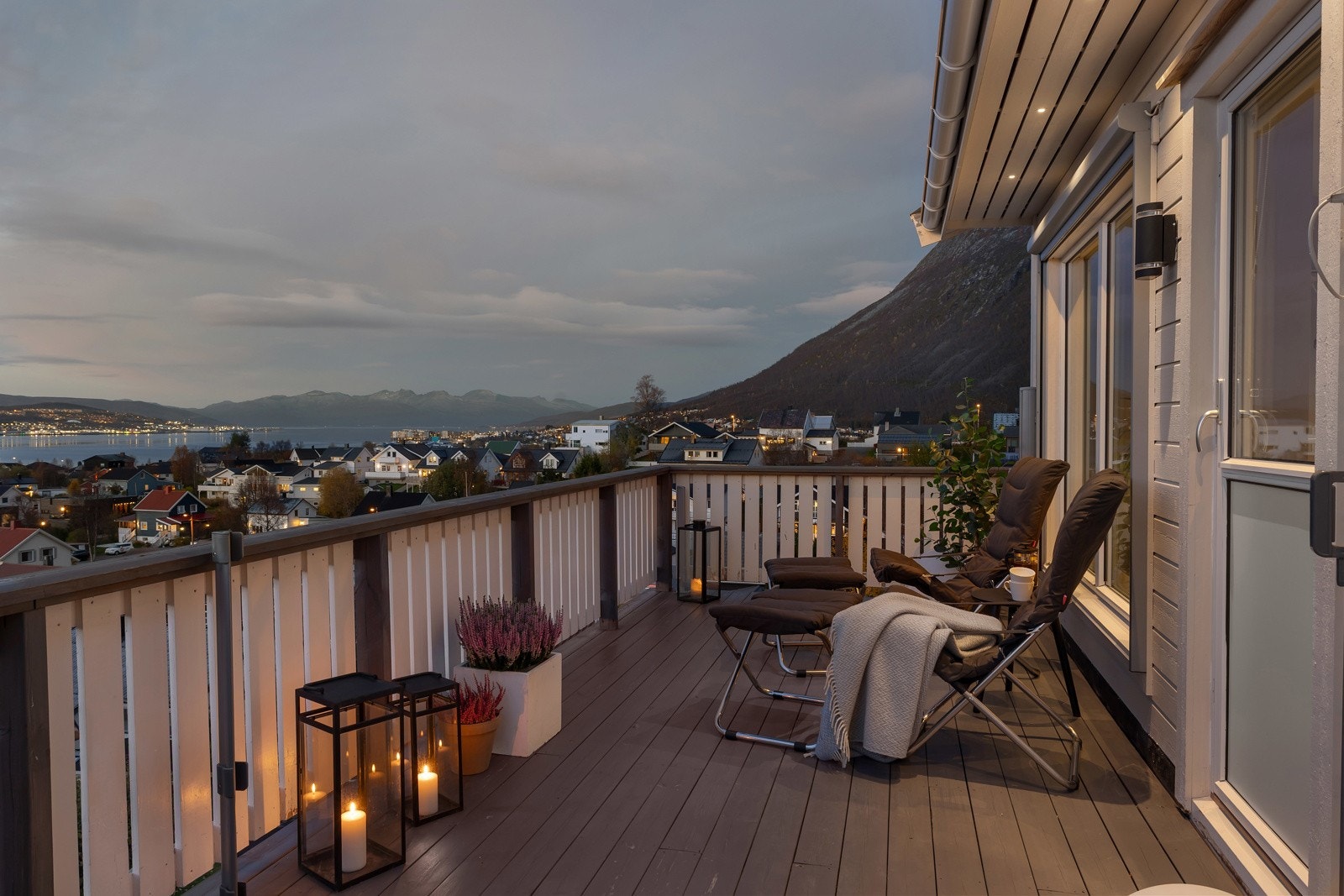 Her kan man nyte fantastisk utsikt og svært gode solfohold Galleribilde