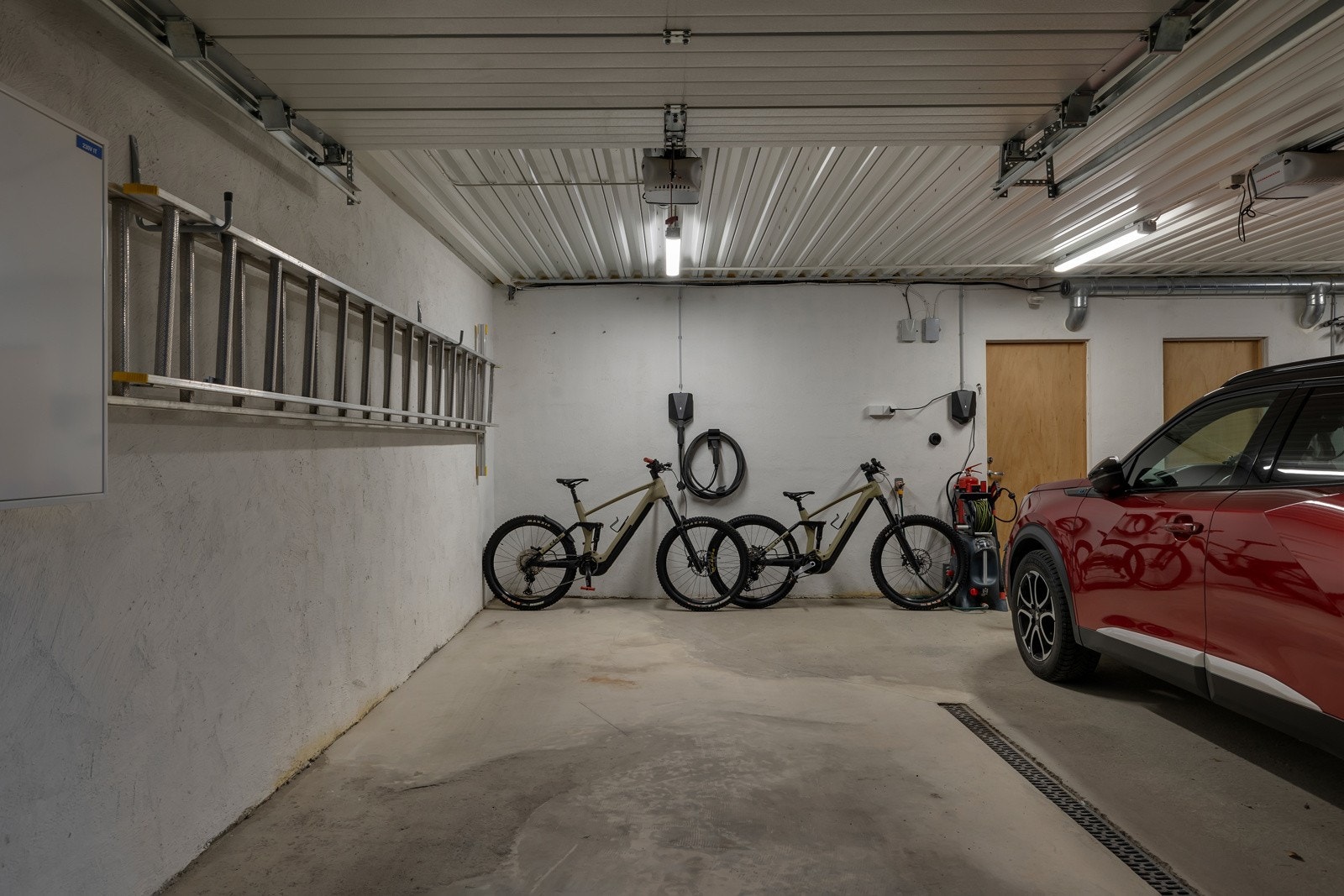 Praktisk garasje med ladepunkt for EL-bil. Fjernstyrt port Galleribilde