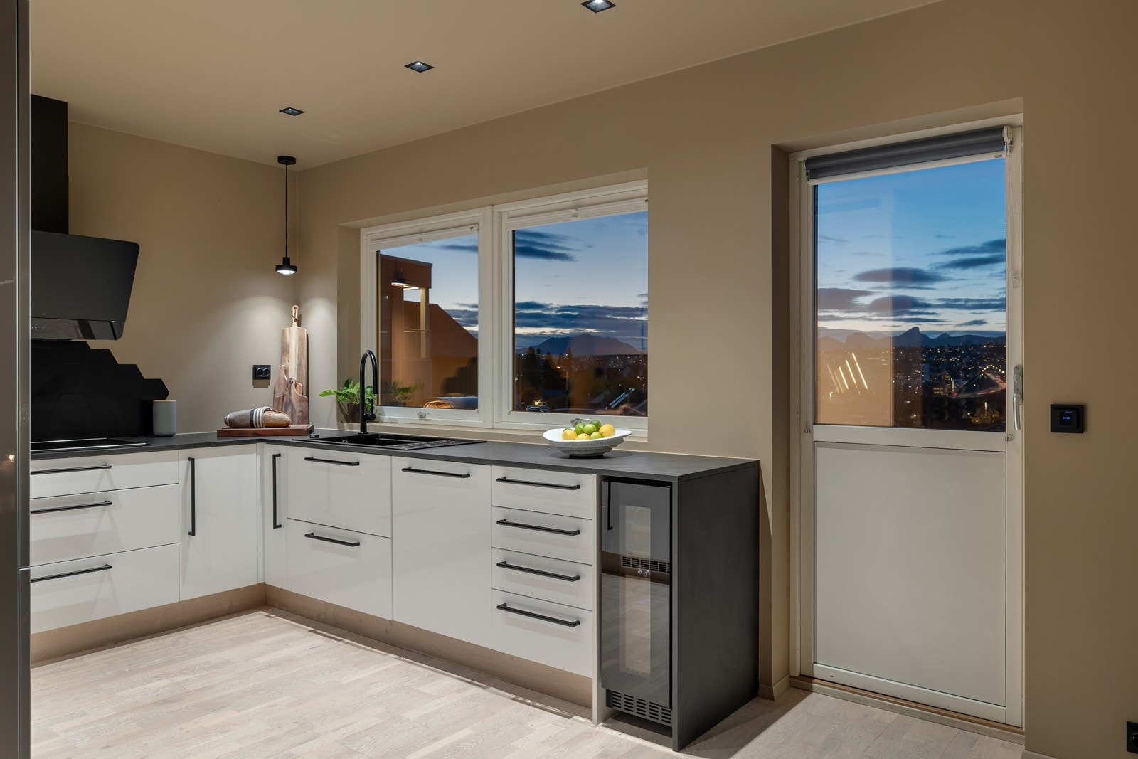 Moderne, innholdsrikt og praktisk kjøkken som er rikelig utstyrt med flotte hvitevarer Galleribilde