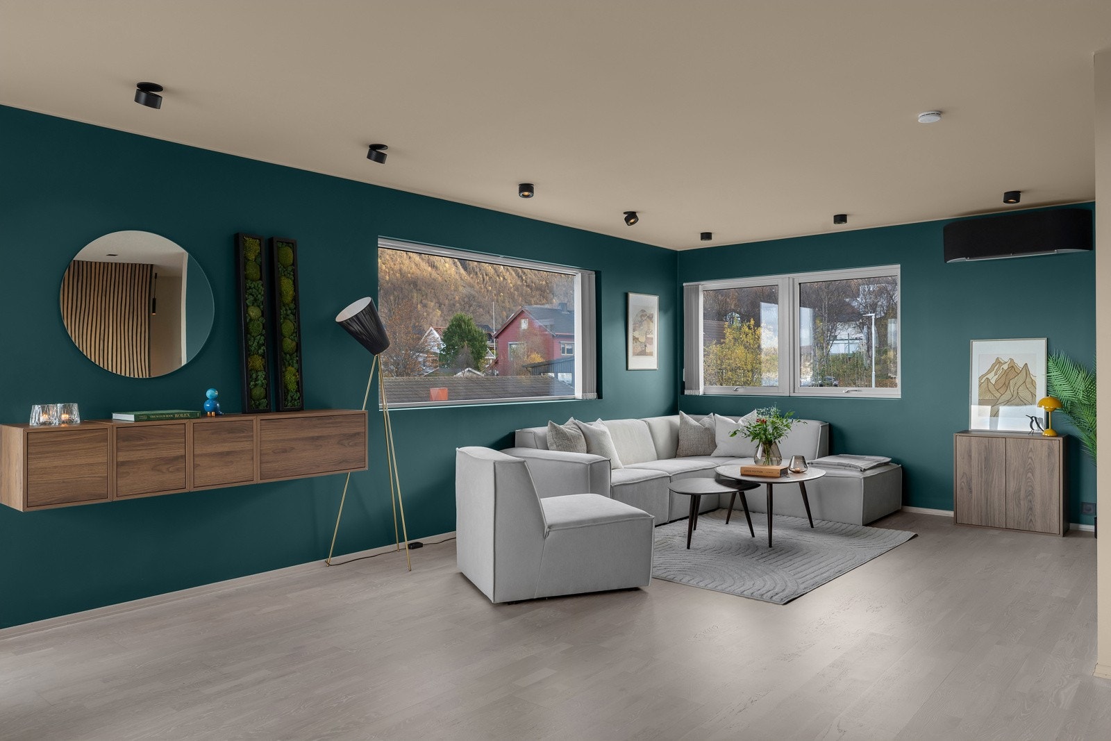 I motsatt ende av stua er det rikelig med plass til daglig/TV-stue Galleribilde