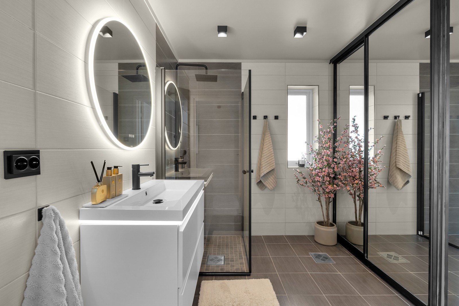 Pent bad som er flislagt på gulv og vegger. Bak skyvedørsgarderoben finner du plass til vaskemaskin Galleribilde