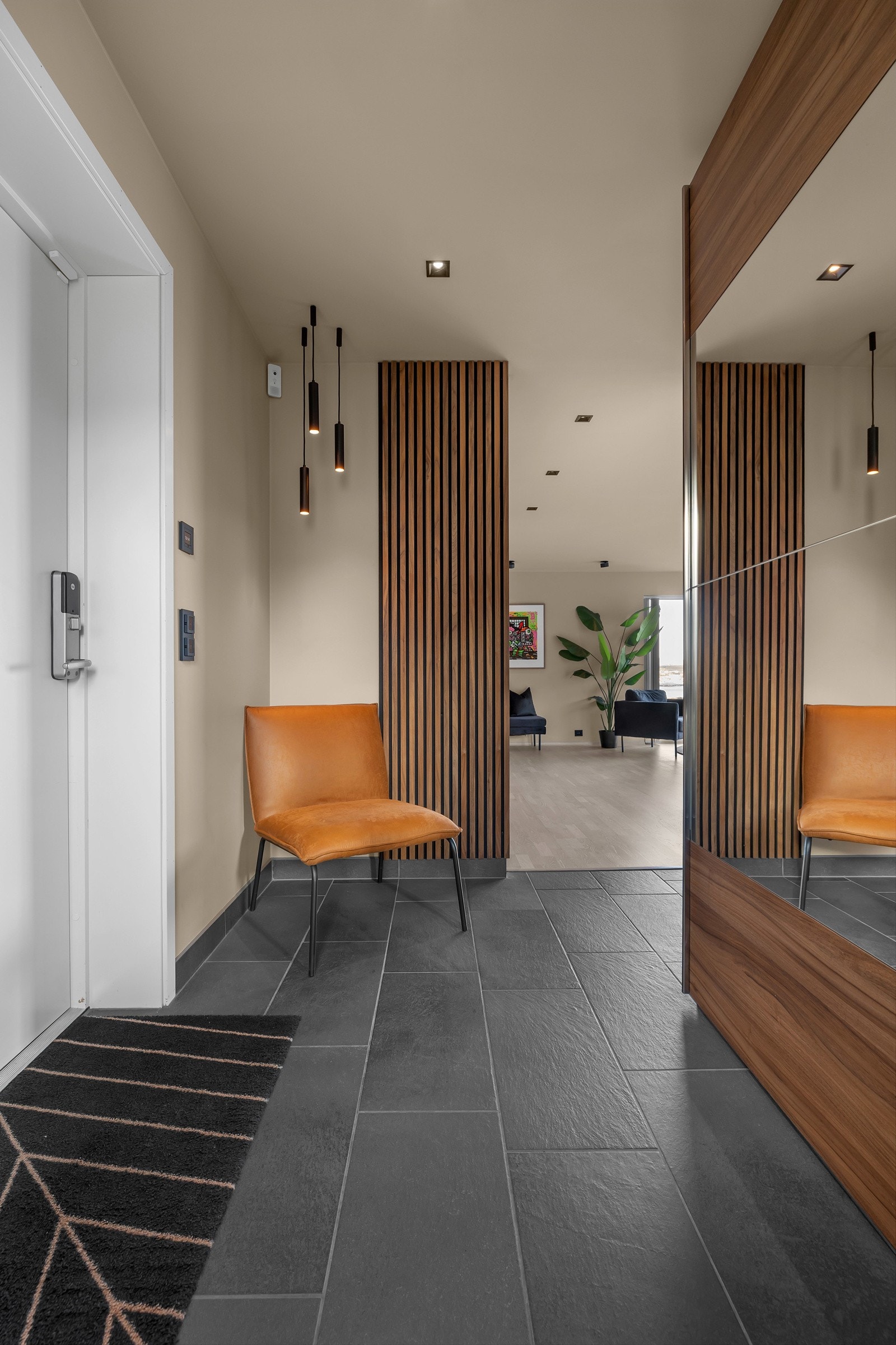 Velkommen inn! Det første som møter deg er dette fine og praktiske inngangspartiet Galleribilde