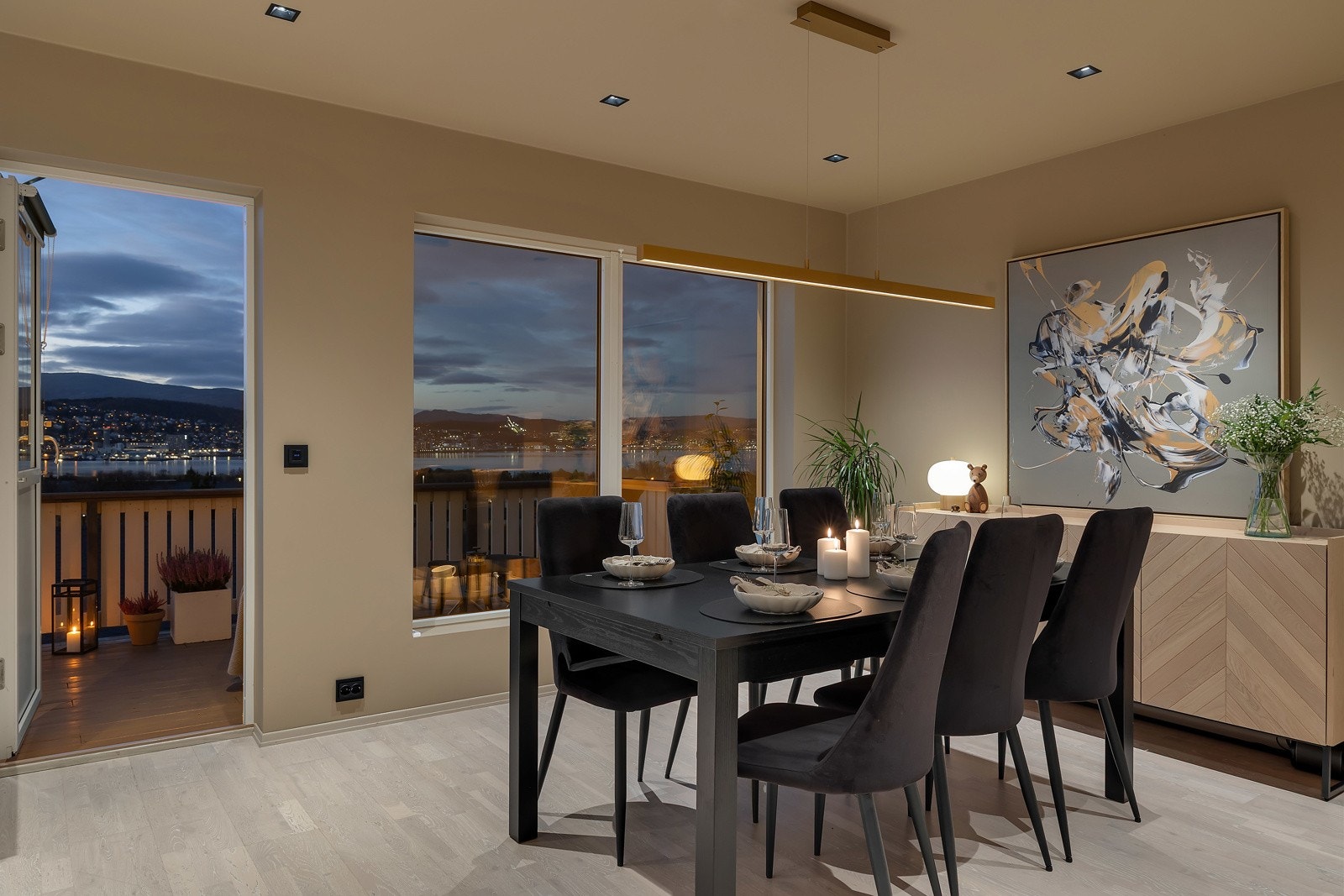 Fra spisestua går du ut til en flott og solrik veranda Galleribilde