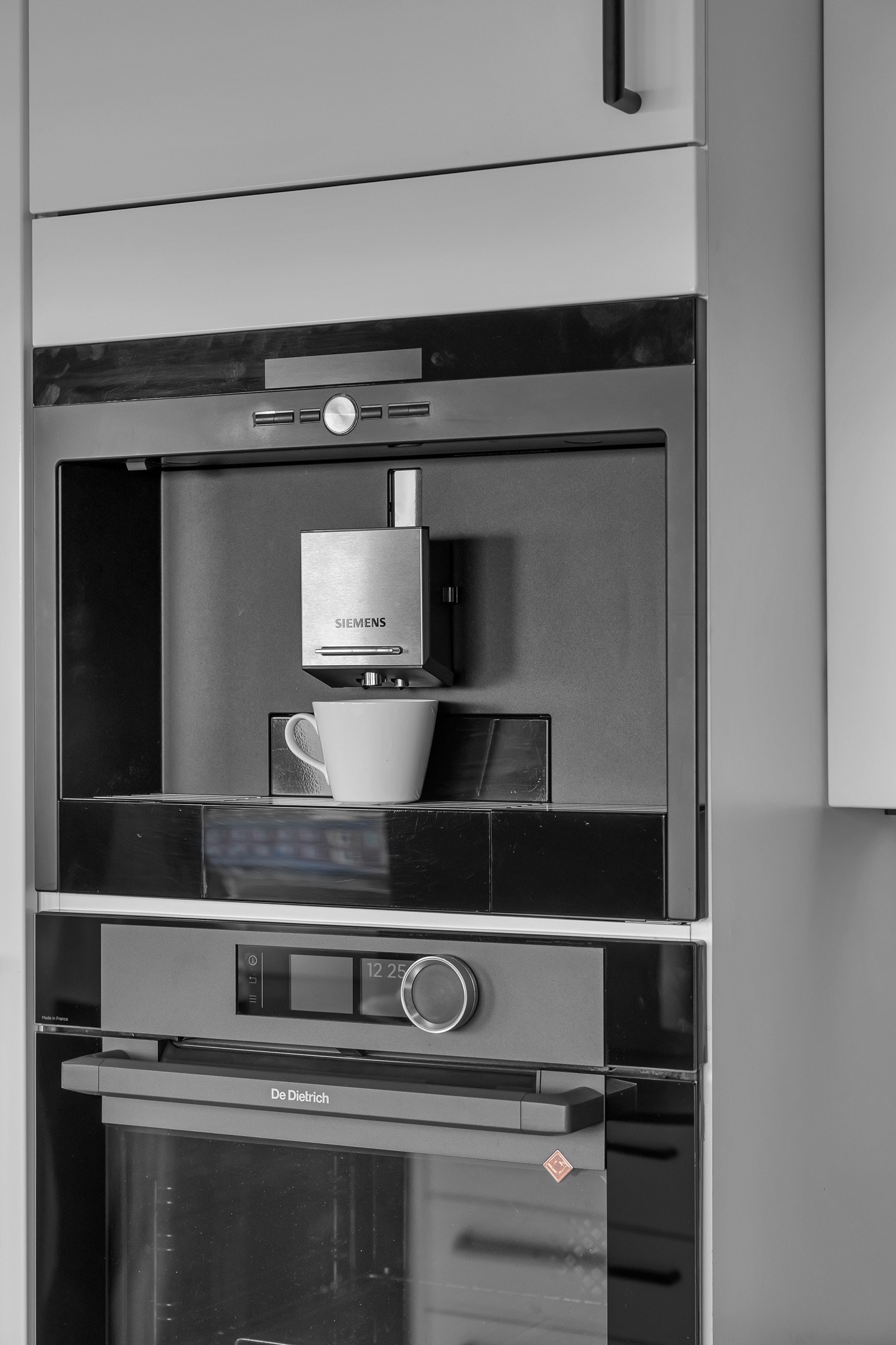 Blandt hvitevarene finner du kaffemaskin Galleribilde