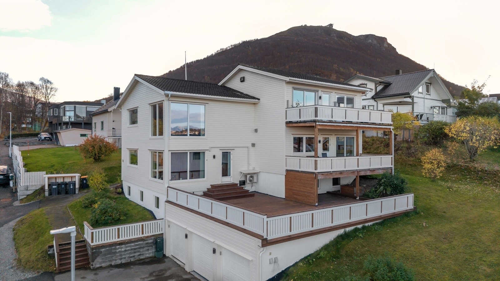 Til leiligheten er det egen plass i felles garasjeanlegg Galleribilde