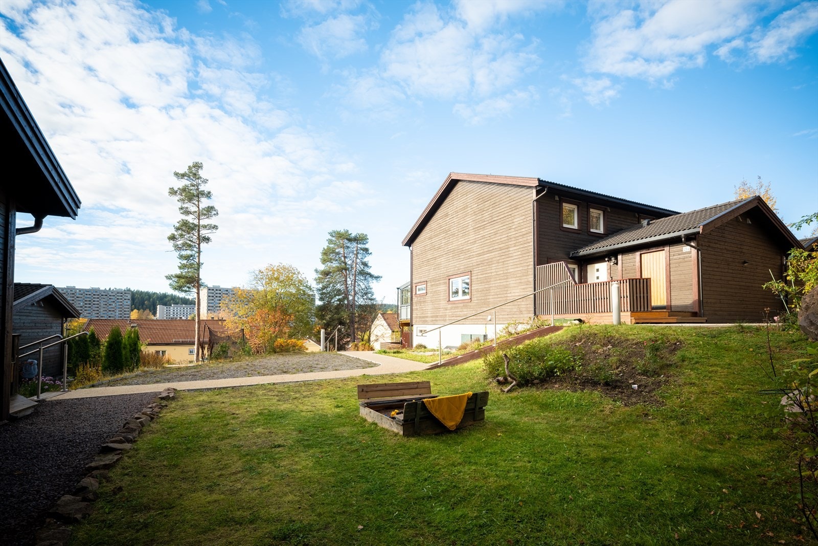 Eiendommen ligger i et rolig boligfelt med fine fellesarealer og lekeplass. Galleribilde