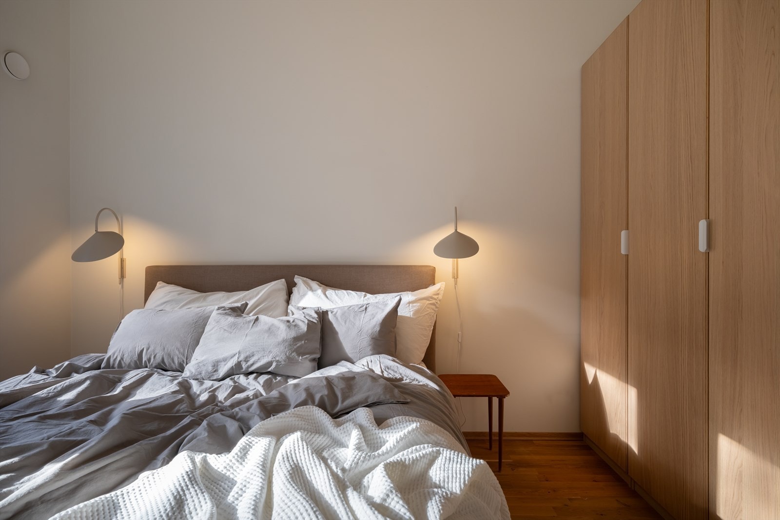 Store vinduer gir godt lysinnslipp, det er også full skråtakhøyde på dette rommet Galleribilde