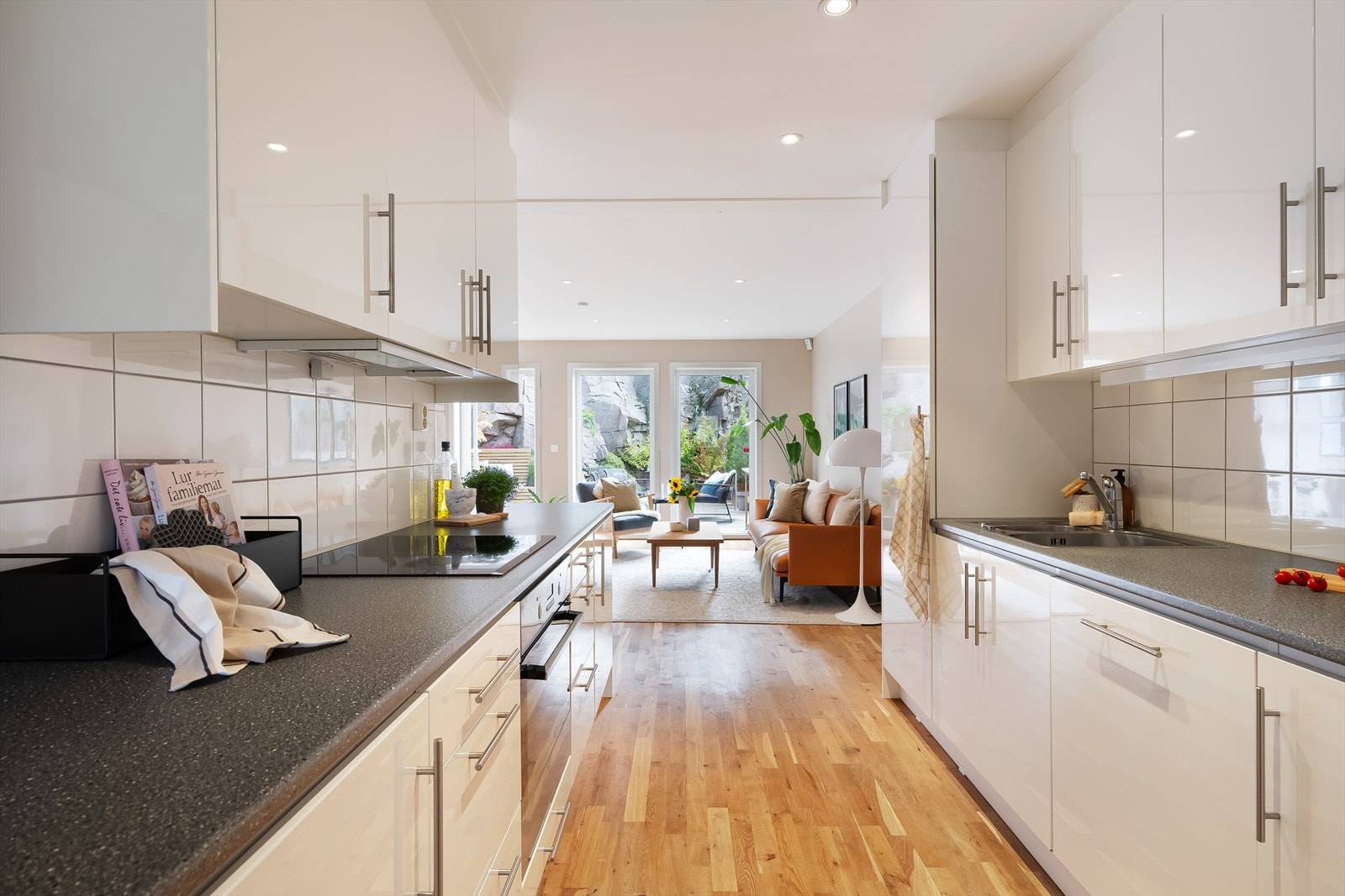 Kjøkken fra 2014 med lyse fronter. Galleribilde