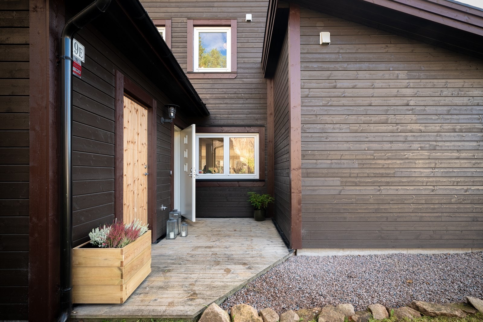 Inngangsparti med plass for sykler og enkel adkomst til gangvei. Galleribilde