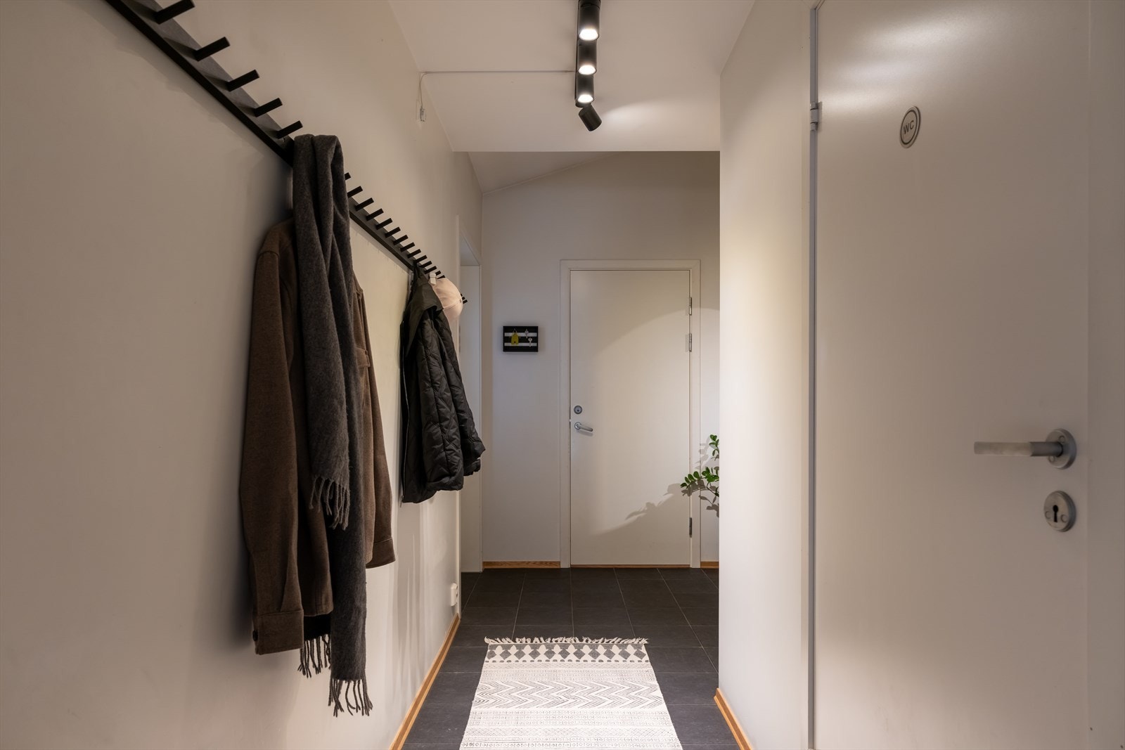 2 min til T-bane og kort vei til buss, det tar ca. 20 min til sentrum. Bad inn til høyre. Galleribilde