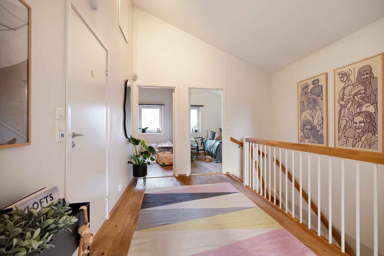 Himlingshøyde ca. 2,4 m i 1. etasje og skråtak fra 2,5-4,4 m i 2. etasje. Galleribilde