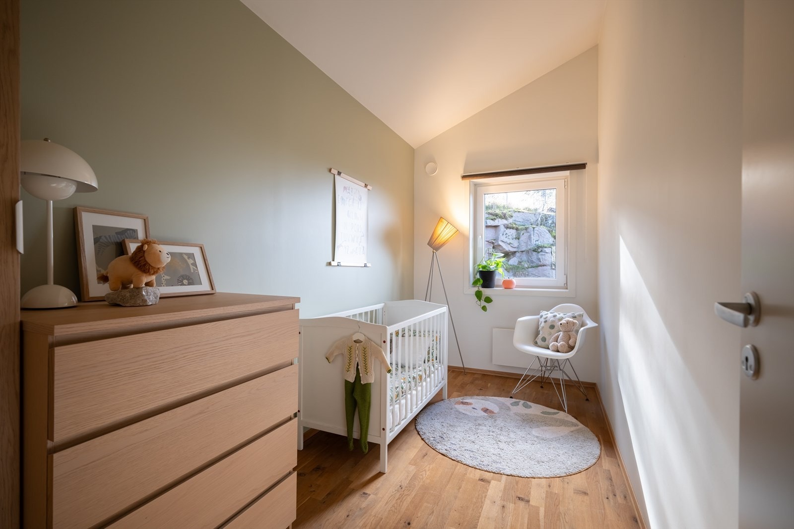 God plassutnyttelse med vindu mot hagen. (Byggemeldt som disp rom) Galleribilde