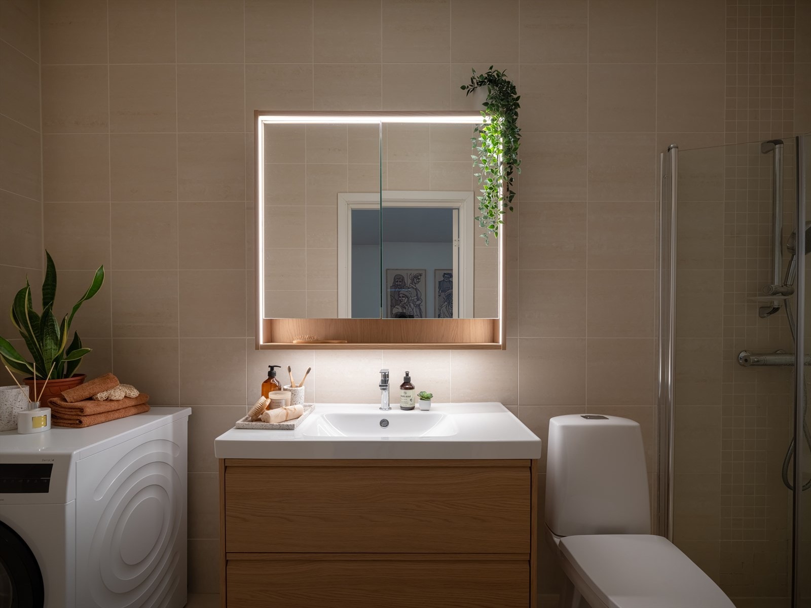 Flislagt bad fra 2014 med dusjnisje og innfellbare glassdører. Galleribilde