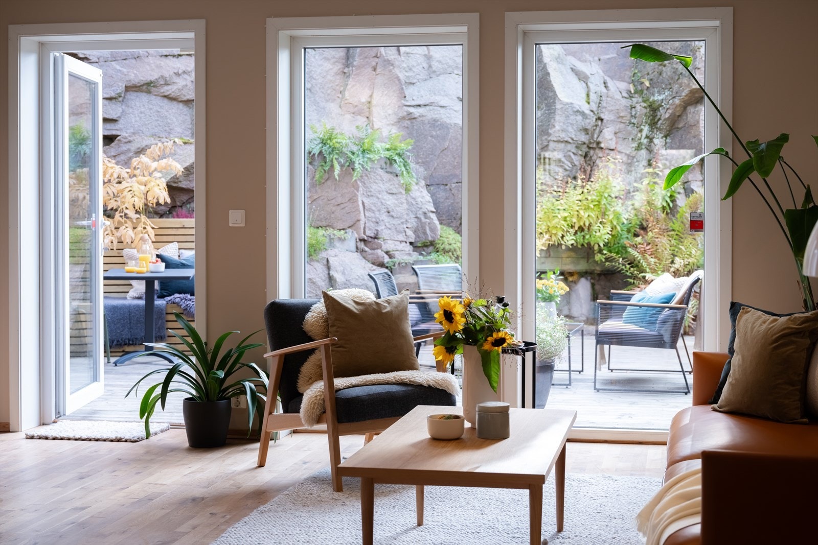 Elektriske panelovner på oppholdsrom. Galleribilde